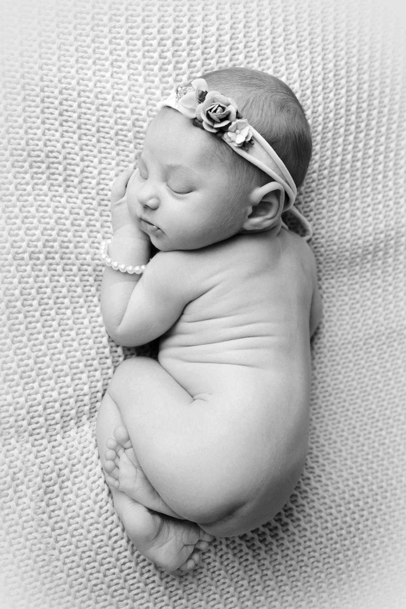 Perle a rejoint le concours — aidez-le/la à gagner de superbes lots ! baby, baby_sleeping, black_and_white, child, hair_accessory, headgear, monochrome_photography, person, photograph, photography, portrait_photography, smile, stock_photography, toddler