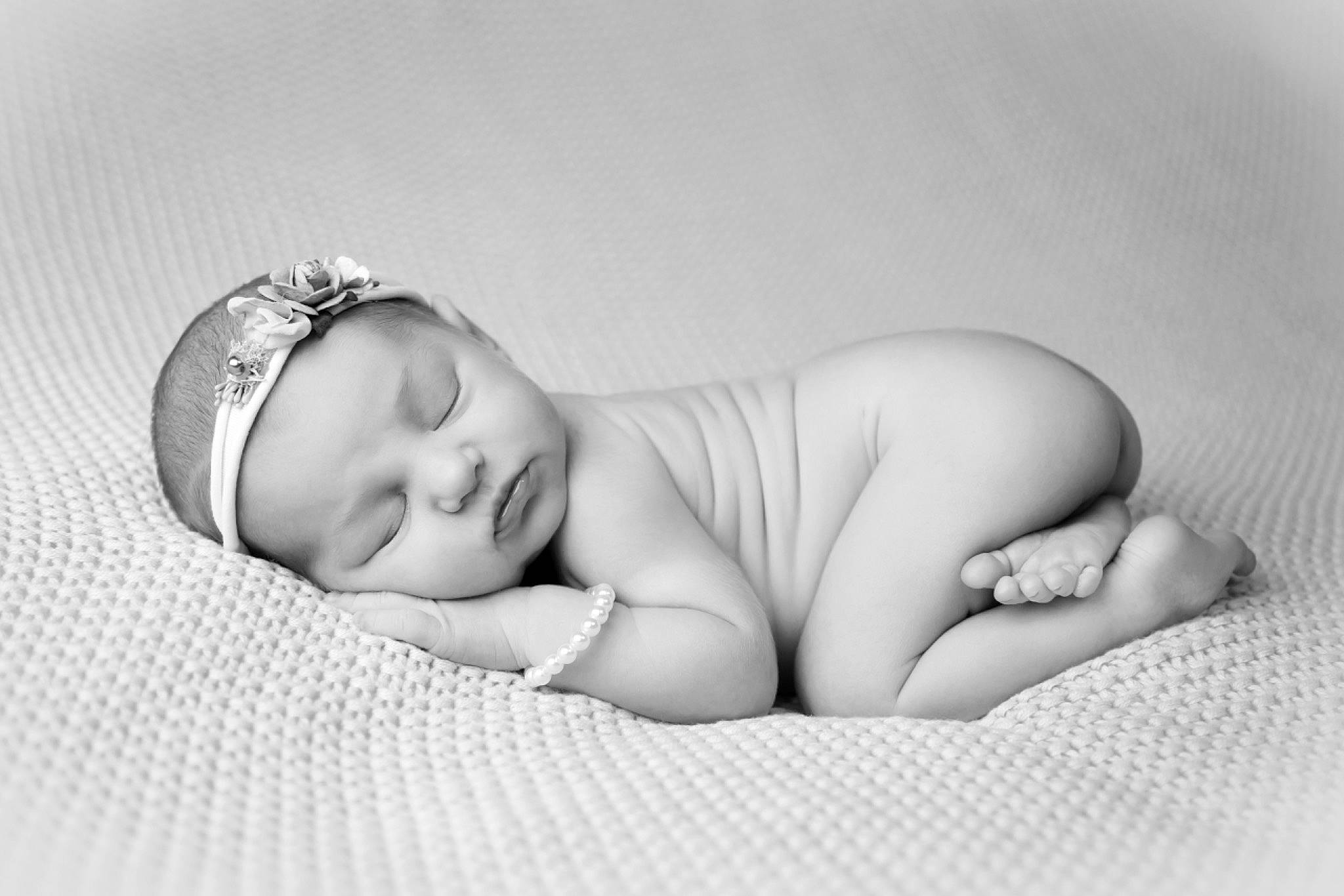 Perle participe au concours pour gagner de l'argent avec cette photo : baby, baby_sleeping, bedtime, black_and_white, child, hair_accessory, headgear, person, photograph, photography, portrait_photography, skin, sleep, stock_photography, toddler, white