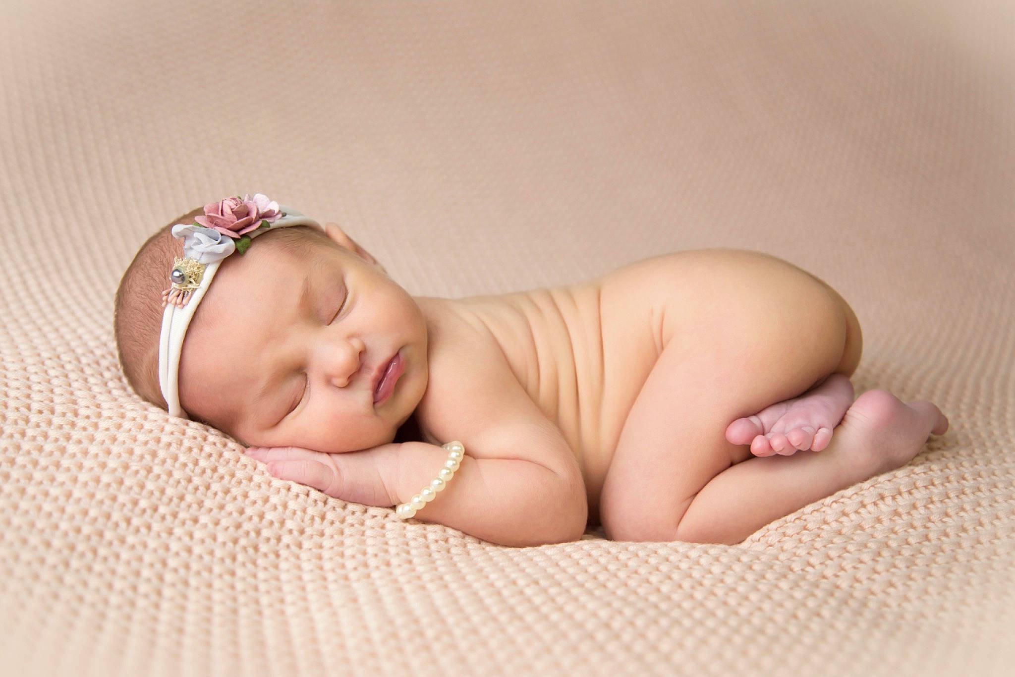 Perle participe au concours pour gagner de l'argent avec cette photo : baby, baby_sleeping, child, fashion_accessory, hair_accessory, hand, headband, headgear, headpiece, headwear, person, photograph, photography, pink, portrait_photography, skin, sleep, toddler