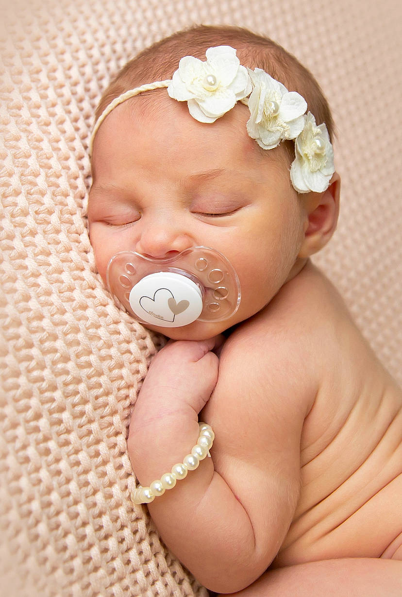 Perle a rejoint le concours — aidez-le/la à gagner de superbes lots ! baby, baby_sleeping, cheek, child, fashion_accessory, hair_accessory, headpiece, person, pink, skin, toddler