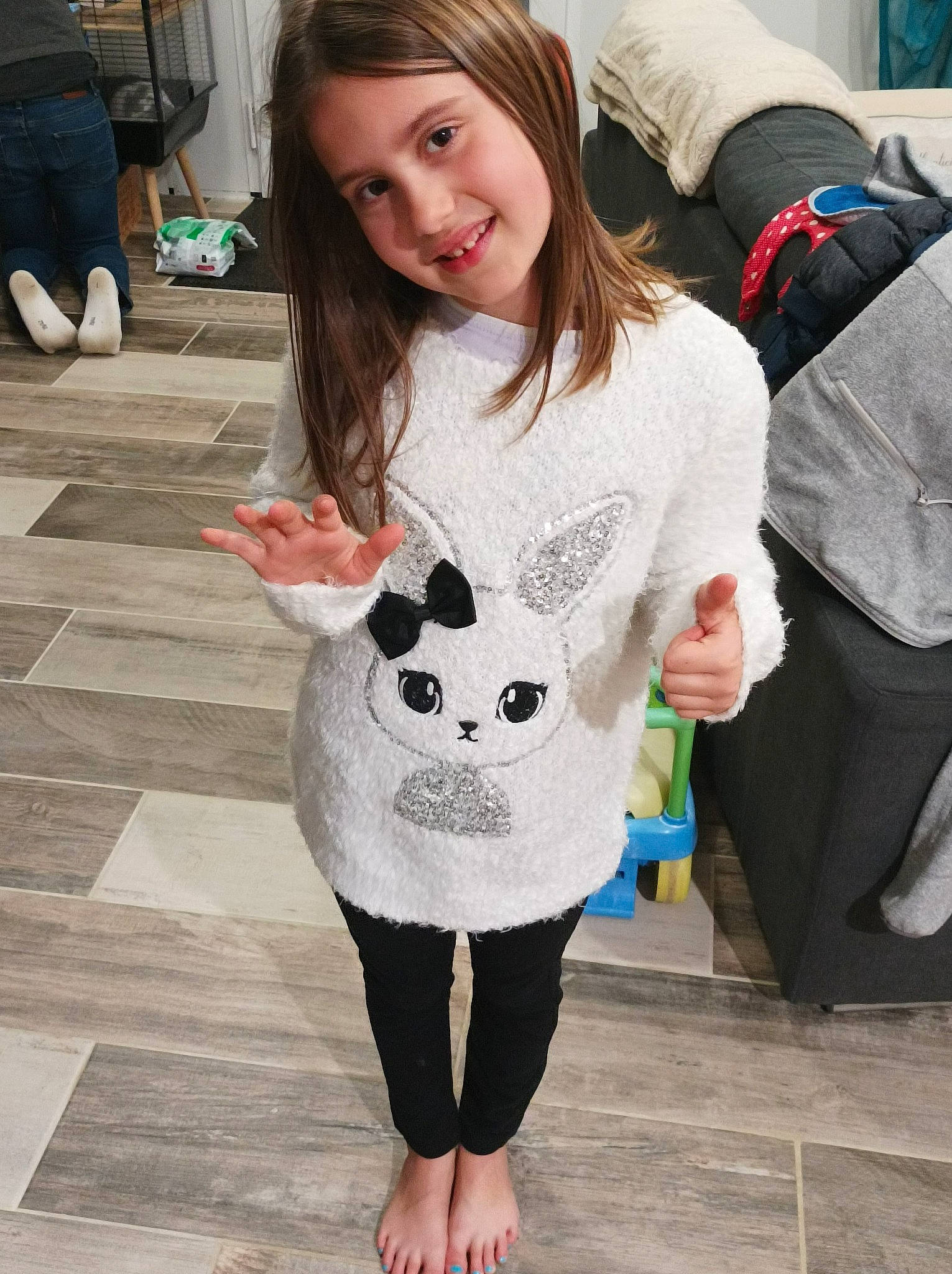 Cloé participe au concours pour gagner de l'argent avec cette photo : black, facial_expression, fashion, hair, hairstyle, happy, head, human, joint, joy, knee, leg, neck, person, photograph, shoe, sleeve, smile, street_fashion, thigh