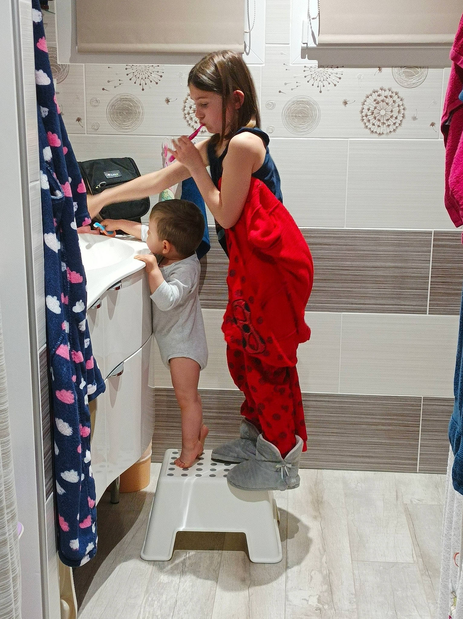 Cloé participe au concours pour gagner de l'argent avec cette photo : automotive_design, bag, child, dress, event, fashion_design, floor, flooring, fun, human_leg, knee, magenta, major_appliance, one_piece_garment, pattern, person, room, shoulder, thigh, toddler