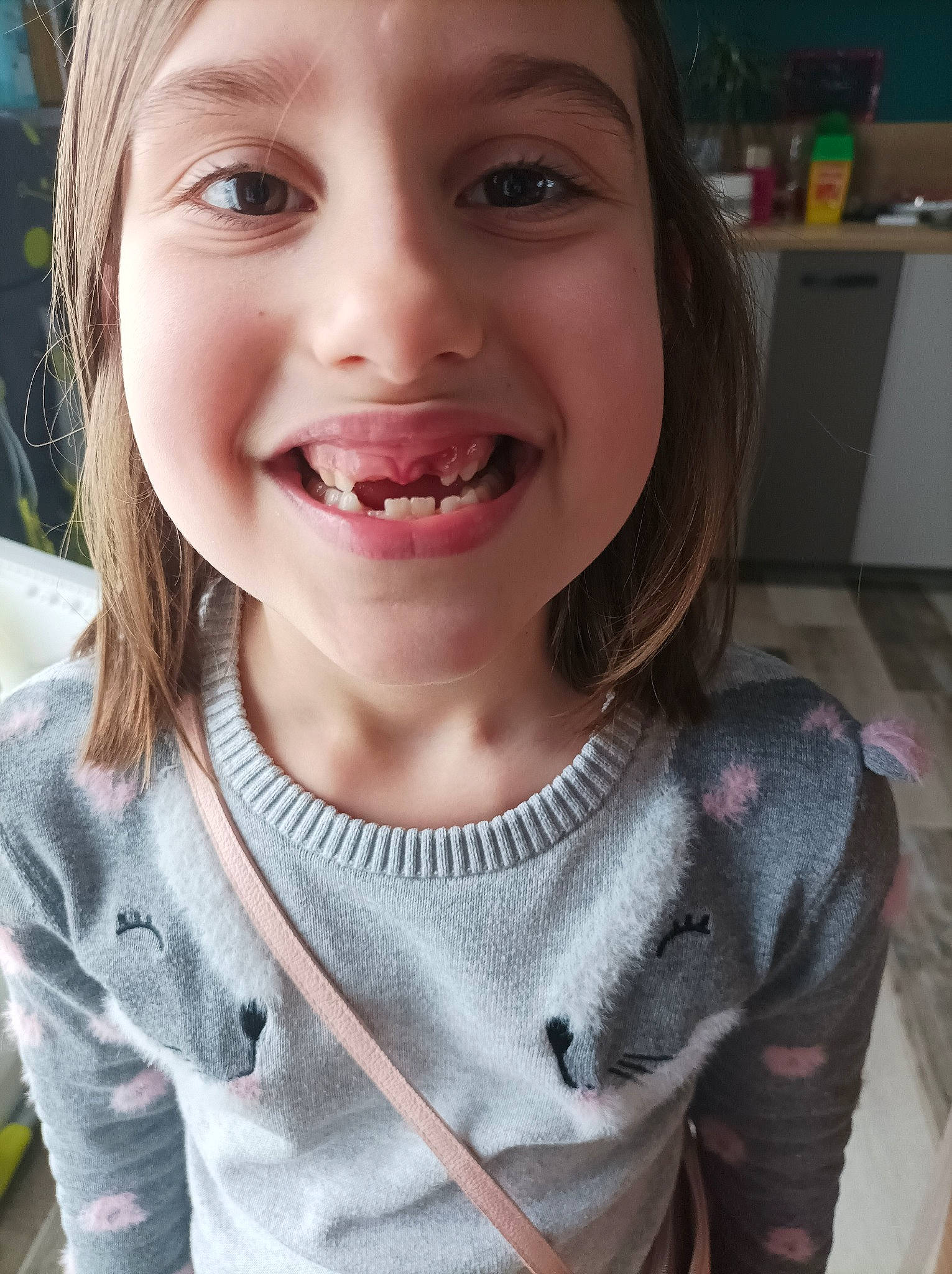 Cloé participe au concours pour gagner de l'argent avec cette photo : cheek, chin, ear, eyebrow, eyelash, facial_expression, hair, head, headwear, iris, jaw, joy, lip, mouth, neck, nose, organ, person, plant, skin