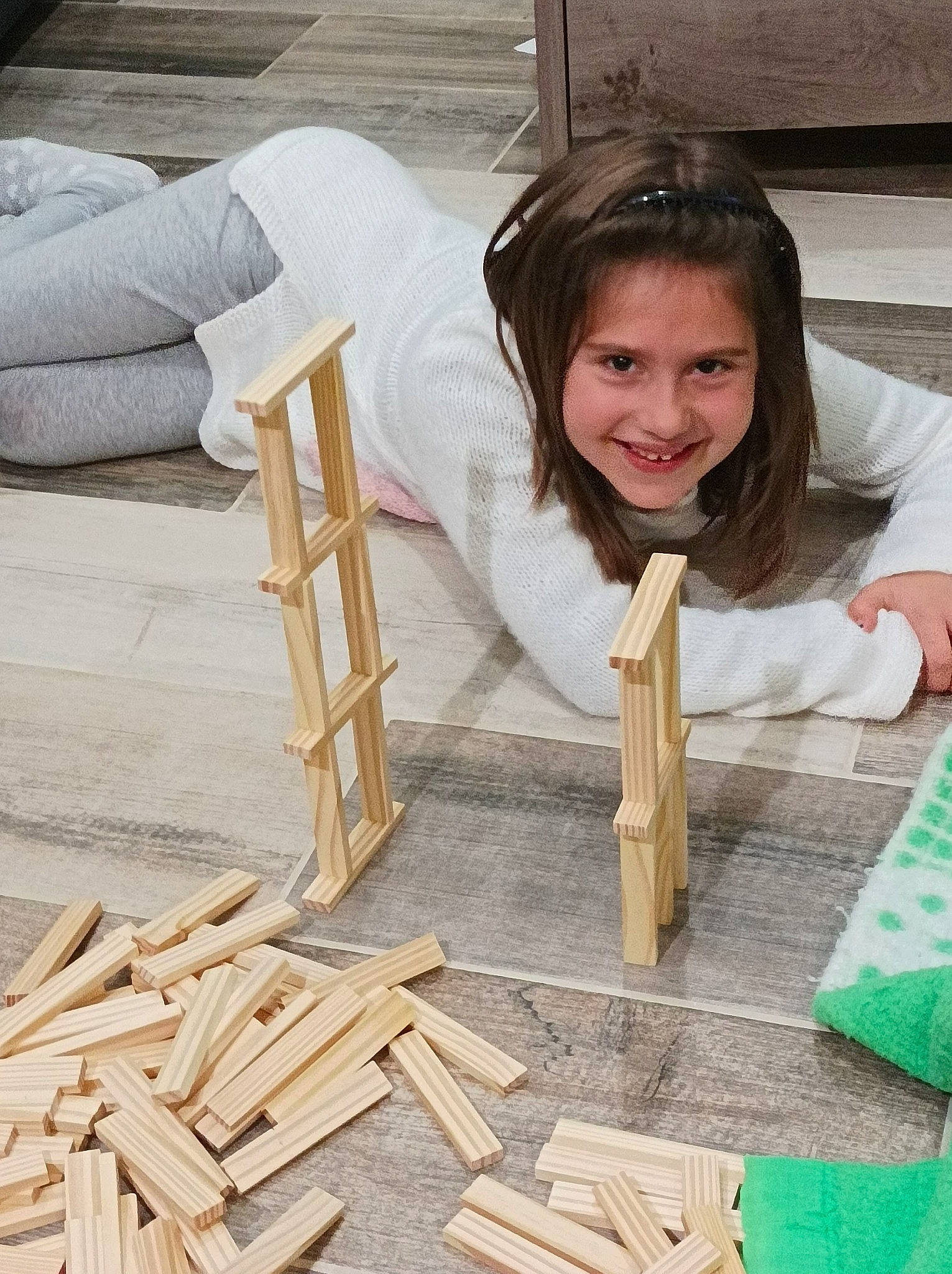 Cloé a rejoint le concours — aidez-le/la à gagner de superbes lots ! chair, flooring, glove, happy, hardwood, joy, laugh, leisure, lumber, pattern, person, plank, plywood, smile, soil, sunglasses, table, tableware, wood, wood_stain