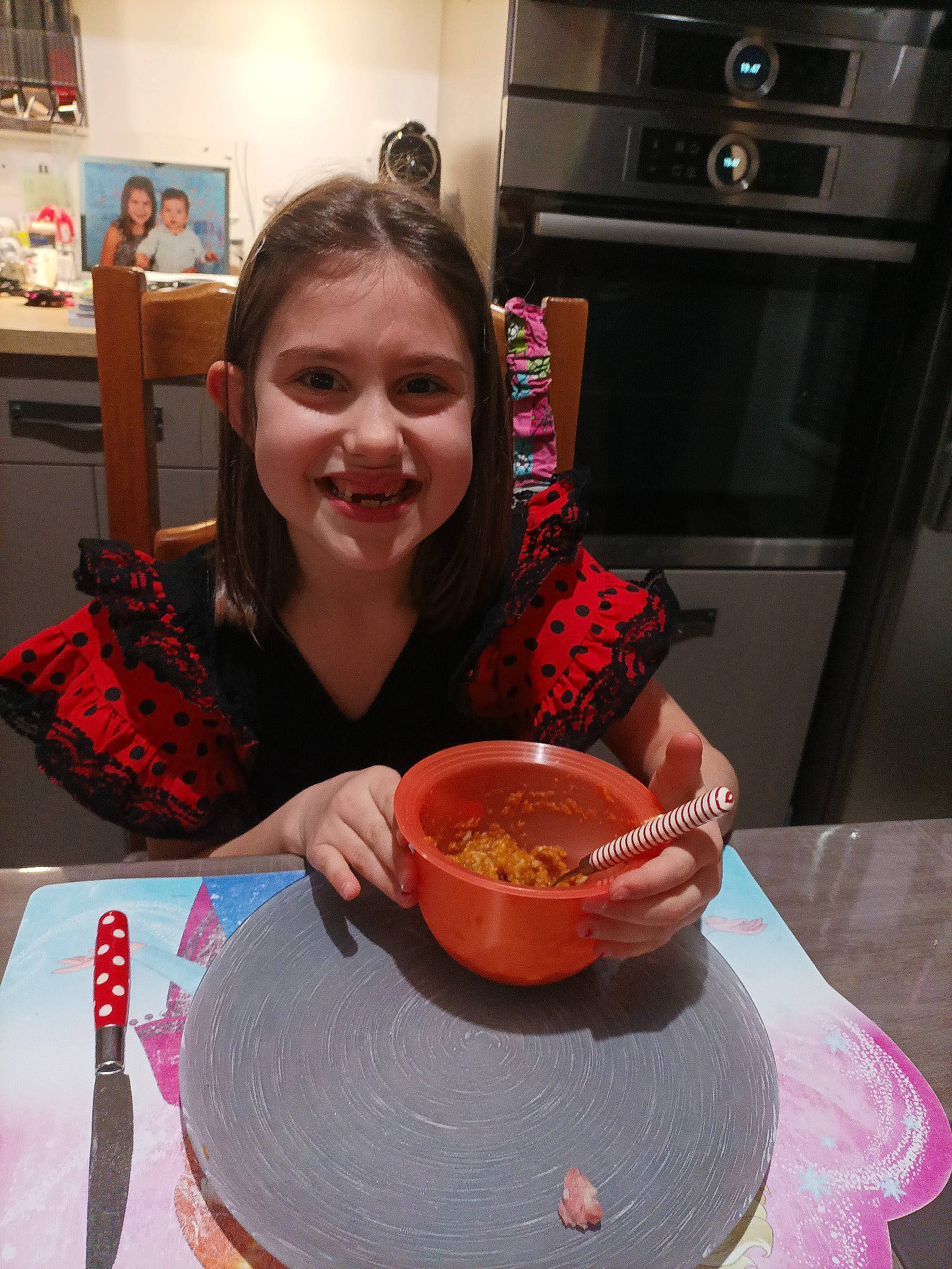 Cloé participe au concours pour gagner de l'argent avec cette photo : chair, cooking, cookware_and_bakeware, cuisine, dish, dishware, food, food_craving, ingredient, joy, kitchen_appliance, person, picture_frame, plate, recipe, serveware, smile, soup, spoon, stew