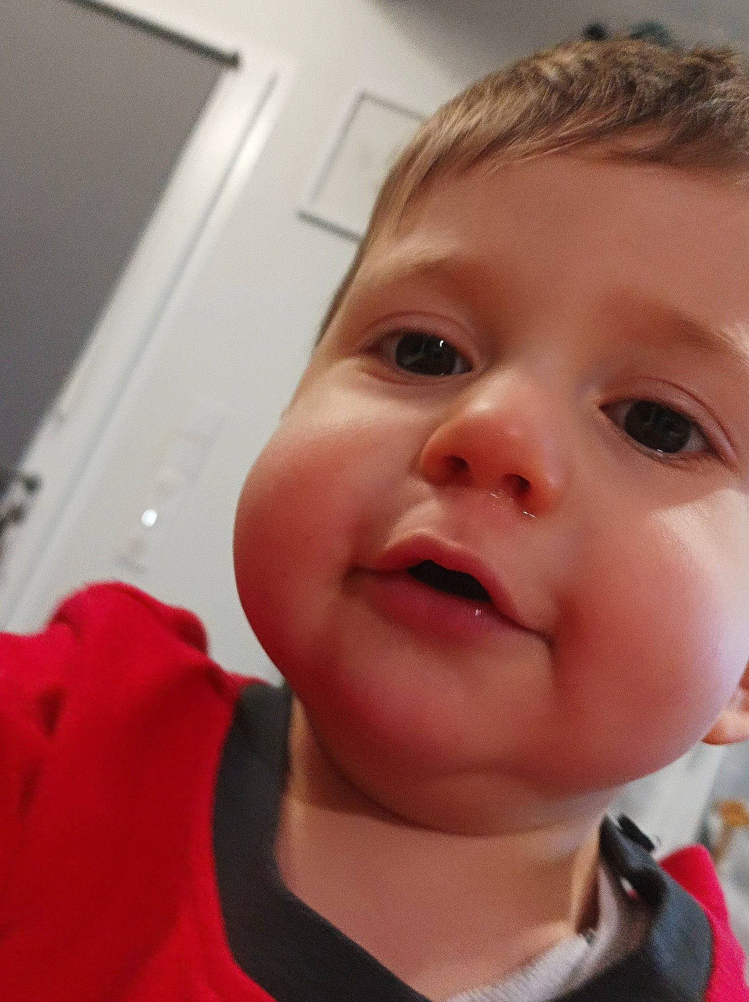 Axel participe au concours pour gagner de l'argent avec cette photo : baby, baby_toddler_clothing, cheek, child, ear, eye, eyelash, forehead, fun, happy, iris, jaw, lip, mouth, nose, person, skin, smile, toddler, tongue