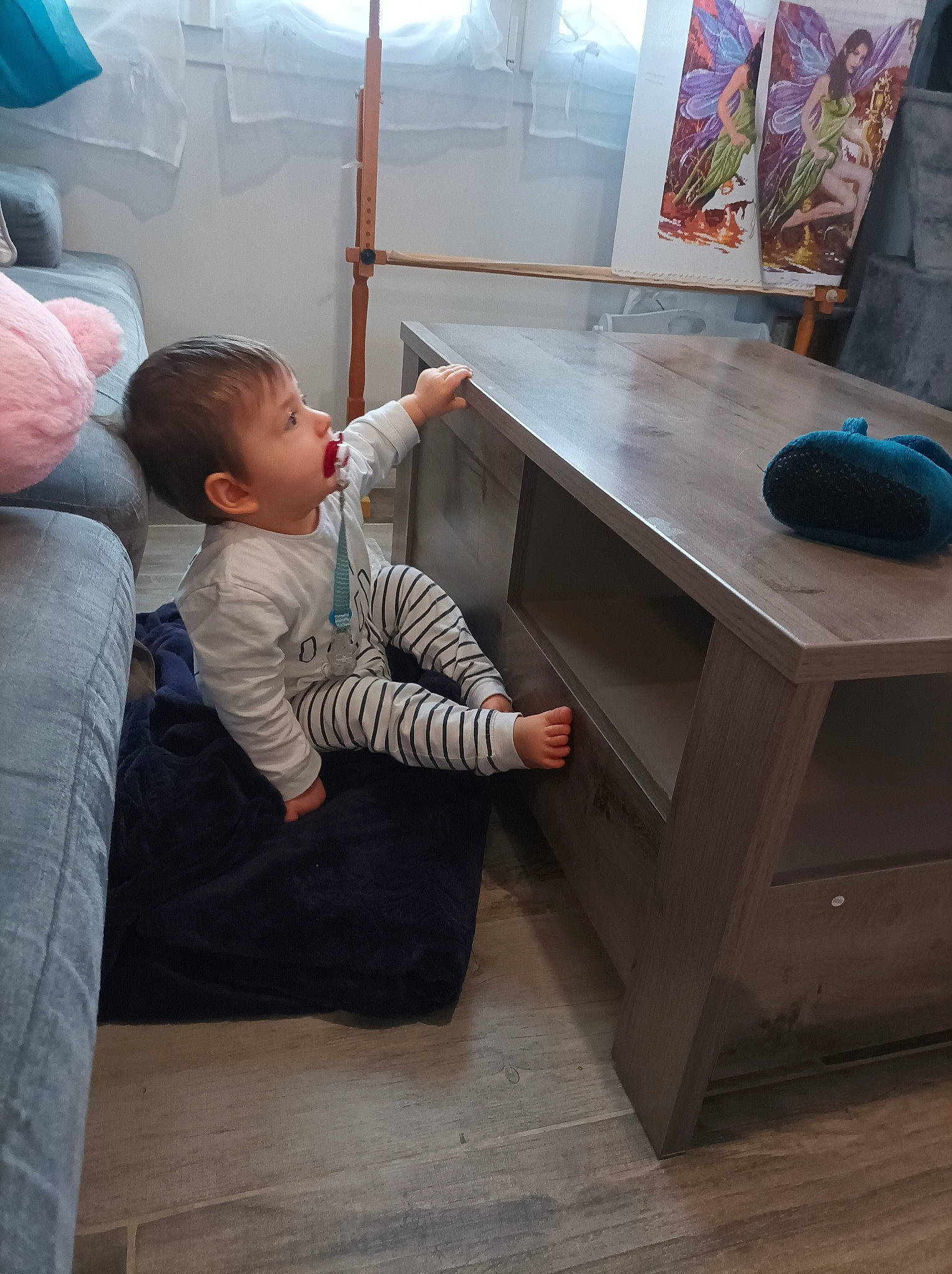 Axel participe au concours pour gagner de l'argent avec cette photo : art, automotive_design, baby, child, comfort, desk, floor, flooring, fun, hardwood, house, leg, leisure, person, room, sitting, t_shirt, table, toddler, visual_arts