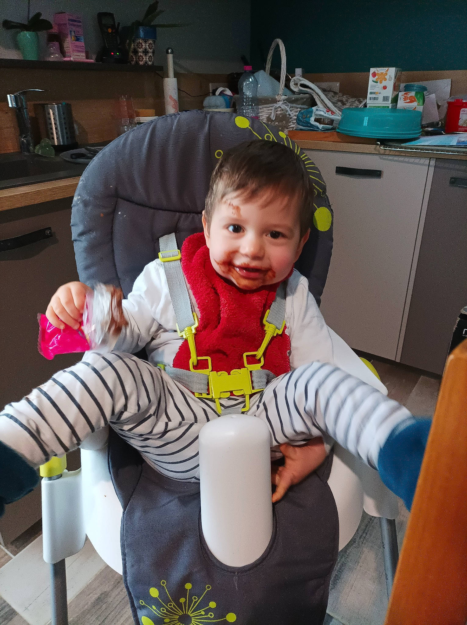 Axel participe au concours pour gagner de l'argent avec cette photo : baby, baby_toddler_clothing, cabinetry, chair, child, drink, drinkware, fun, happy, holiday, lap, person, play, product, room, shelf, sitting, sleeve, smile, t_shirt