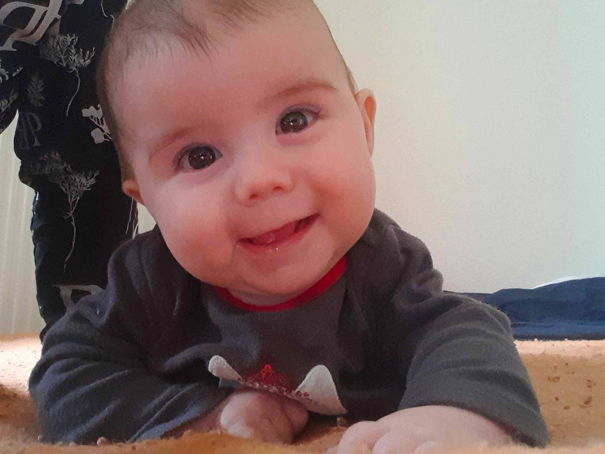 Shelyne a rejoint le concours — aidez-le/la à gagner de superbes lots ! baby, baby_toddler_clothing, cheek, child, comfort, eye, eyelash, flooring, gesture, happy, iris, joy, lip, mouth, nose, person, skin, sleeve, smile, thumb