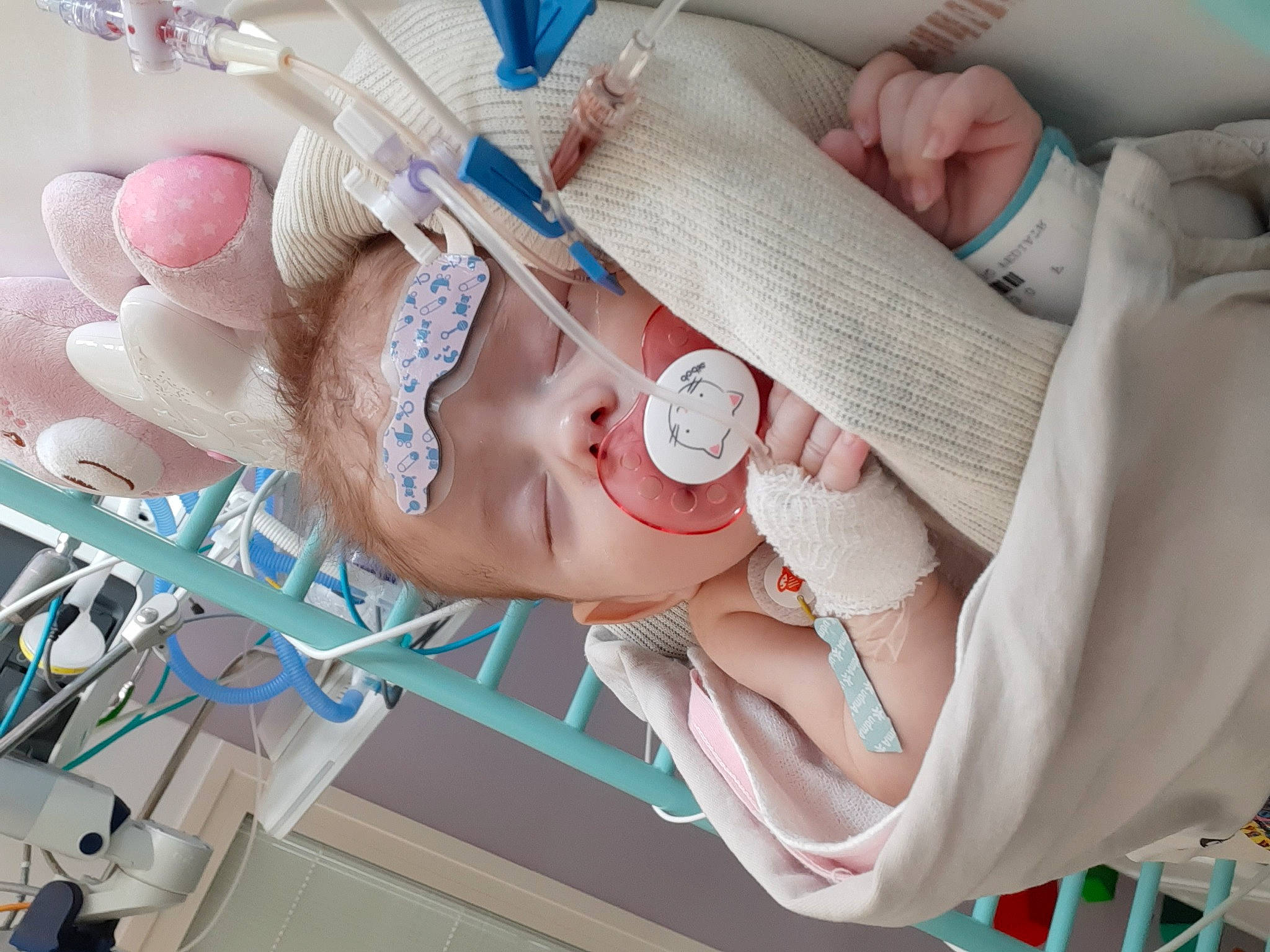 Meelyne a rejoint le concours — aidez-le/la à gagner de superbes lots ! baby, baby_products, child, clinic, comfort, eyelash, finger, health_care, health_care_provider, hospital, medical, medical_equipment, medical_procedure, patient, person, room, service, skin, smile, thumb