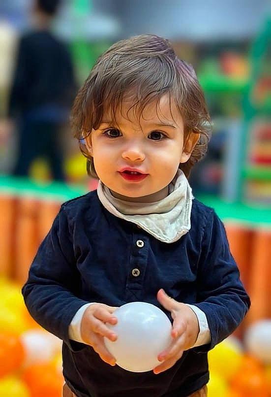 Jonah a rejoint le concours — aidez-le/la à gagner de superbes lots ! baby, balloon, cheek, child, event, facial_expression, flooring, fun, grass, happy, leisure, person, play, portrait_photography, recreation, sitting, sleeve, t_shirt, toddler, tree