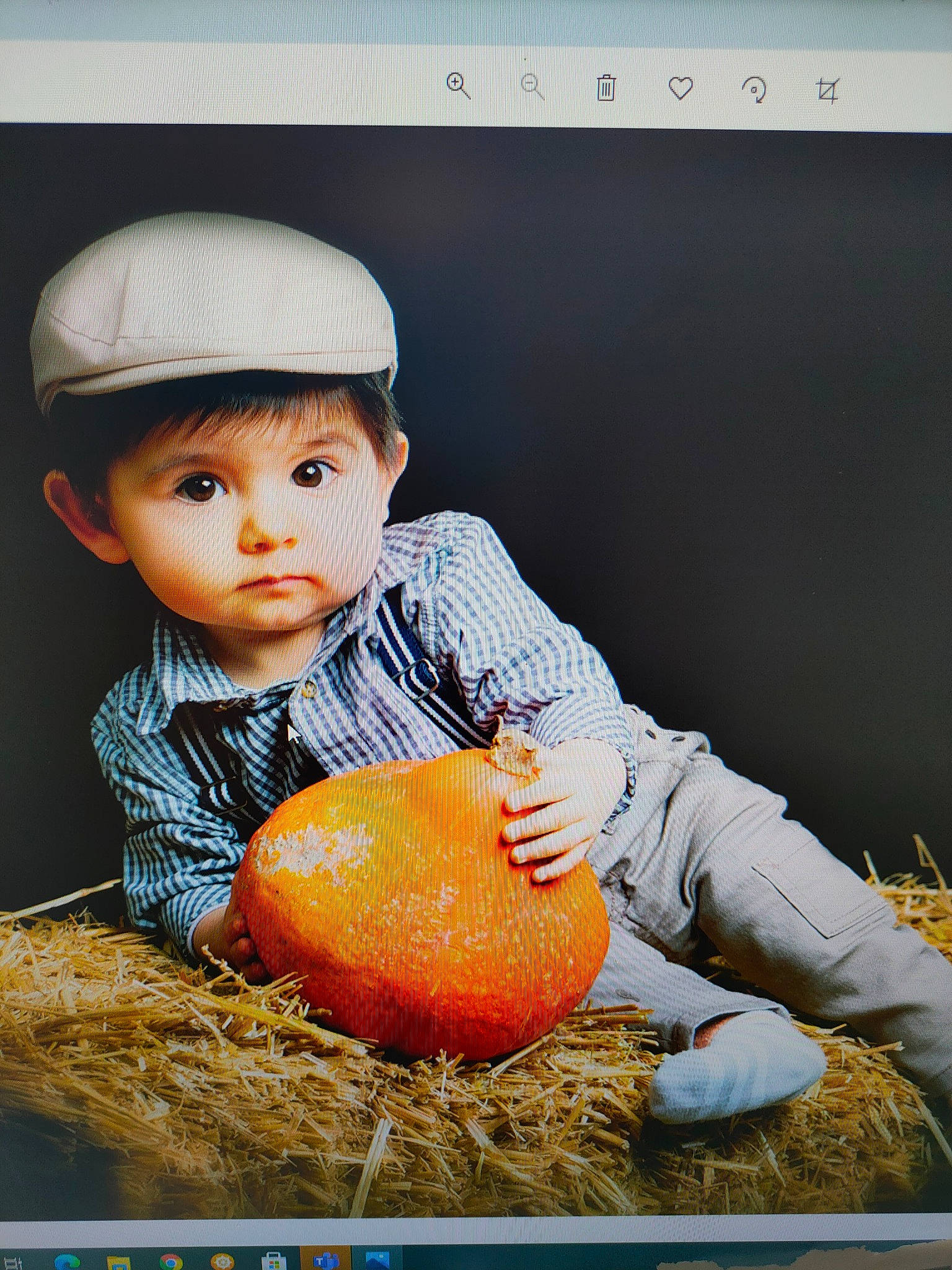 Luis a rejoint le concours — aidez-le/la à gagner de superbes lots ! calabaza, cap, clothing, cucurbita, eye, happy, headgear, helmet, natural_foods, orange, people_in_nature, person, photograph, plant, pumpkin, screenshot, snapshot, squash, toddler, vegetable