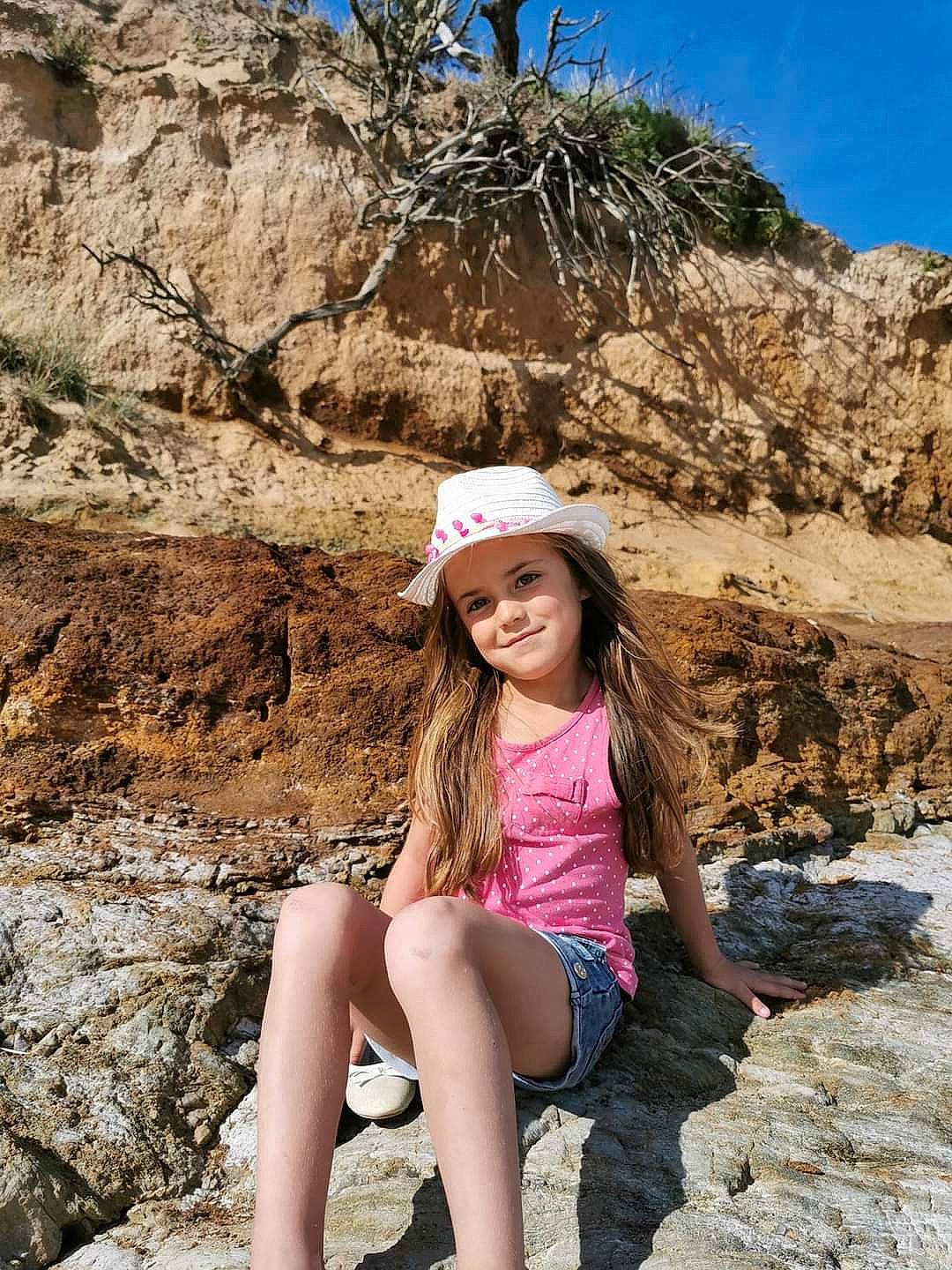 Maylie a rejoint le concours — aidez-le/la à gagner de superbes lots ! bedrock, eye, formation, fun, grass, happy, hat, headwear, joy, landscape, leg, leisure, mountain, people_in_nature, person, plant, sand, sky, summer, sun_hat