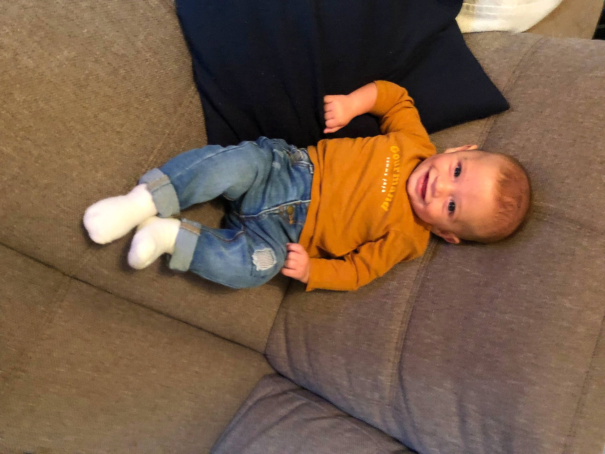 Théo a rejoint le concours — aidez-le/la à gagner de superbes lots ! baby, baby_toddler_clothing, child, comfort, couch, denim, finger, flooring, foot, human_leg, joy, knee, lap, leg, person, room, sitting, sock, thigh, thumb