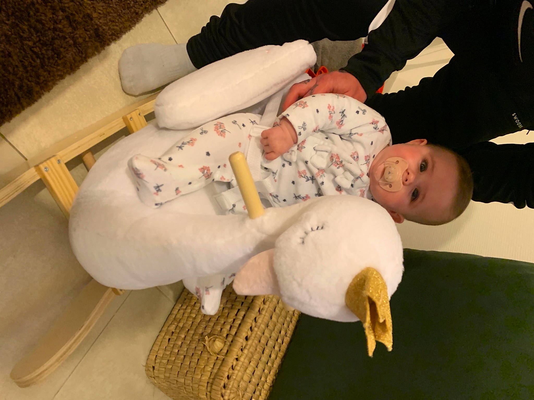 Izia a rejoint le concours — aidez-le/la à gagner de superbes lots ! abdomen, baby, baby_products, baby_safety, baby_toddler_clothing, child, comfort, elbow, event, flooring, health_care, human_body, human_leg, knee, lap, person, room, sitting, thigh, toddler