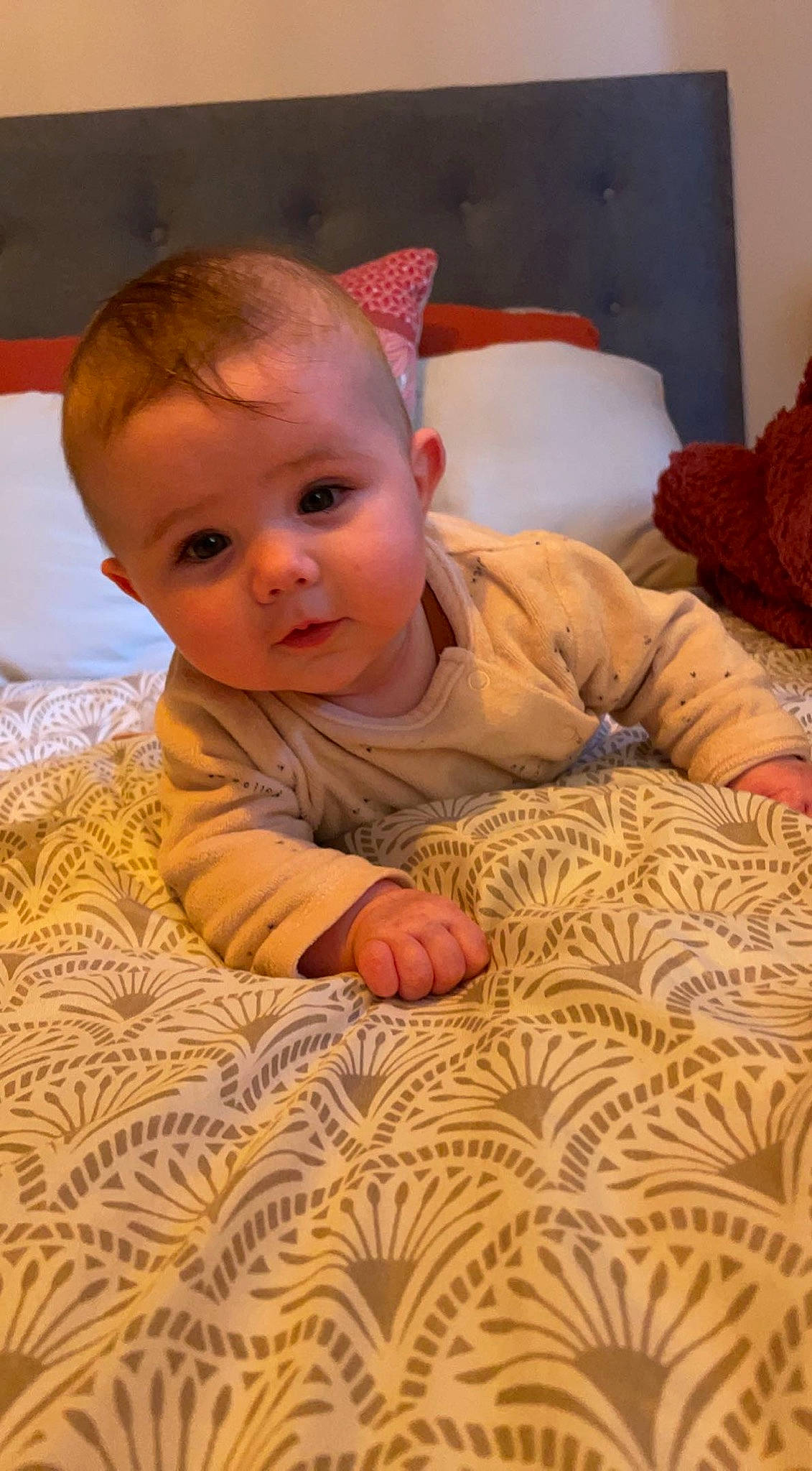 Izia participe au concours pour gagner de l'argent avec cette photo : baby, baby_toddler_clothing, cheek, child, chin, comfort, floor, flooring, fun, hardwood, head, iris, linens, mouth, nose, person, sitting, skin, toddler, vertebrate