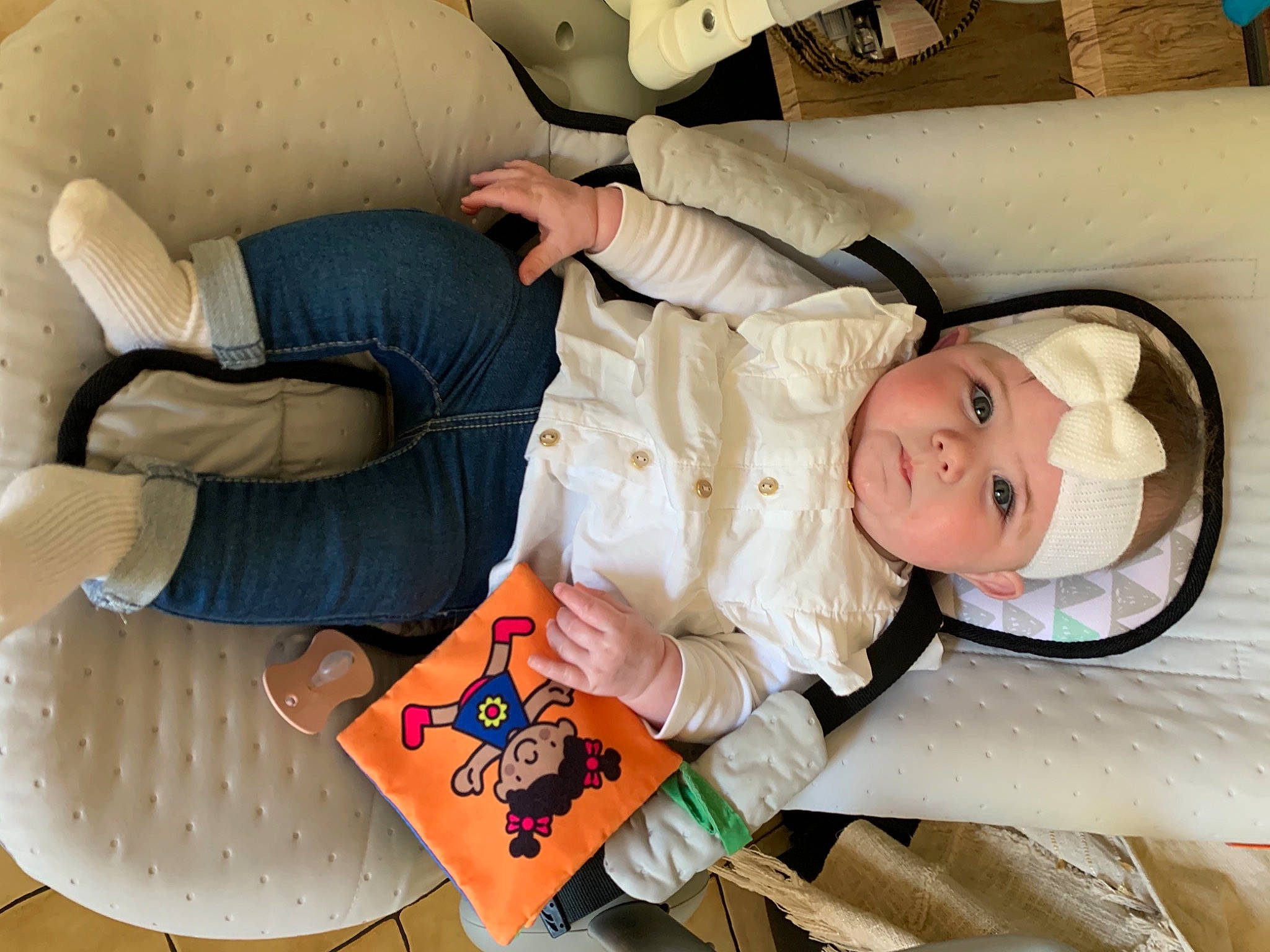 Izia participe au concours pour gagner de l'argent avec cette photo : arm, baby, baby_products, baby_safety, baby_toddler_clothing, carmine, child, comfort, finger, hand, headwear, human_leg, knee, lap, linens, person, room, sitting, t_shirt, thigh