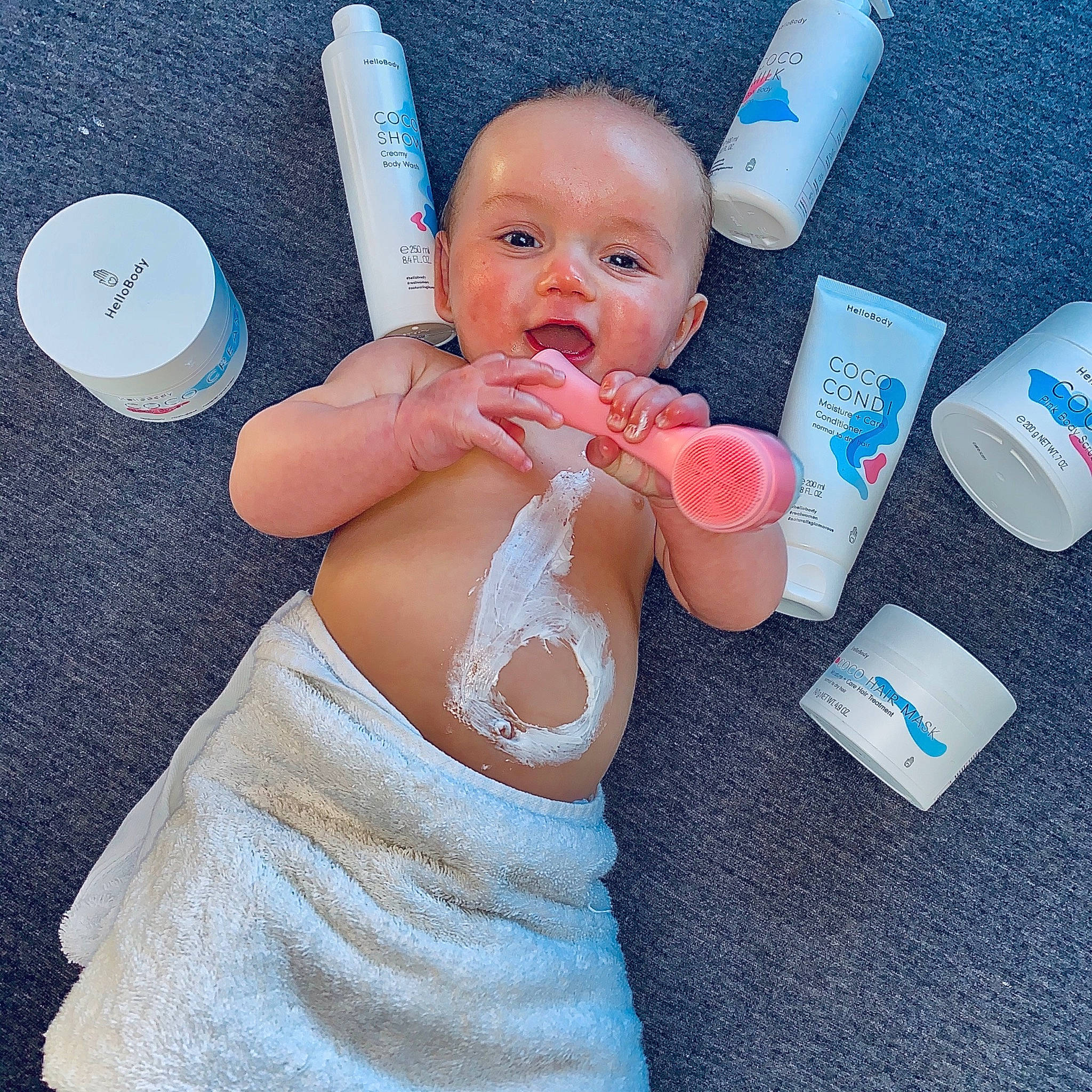Ozias a rejoint le concours — aidez-le/la à gagner de superbes lots ! aqua, arm, azure, baby, baby_toddler_clothing, chest, drinkware, face, finger, gesture, happy, head, human_body, joint, leg, nail, person, skin, tableware, thumb