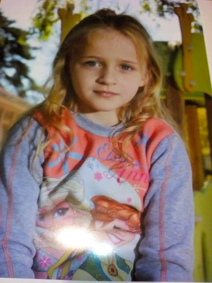 Louna participe au concours pour gagner de l'argent avec cette photo : baby_toddler_clothing, brown_hair, child, child_model, felidae, iris, long_hair, person, portrait, portrait_photography, small_to_medium_sized_cats, whiskers