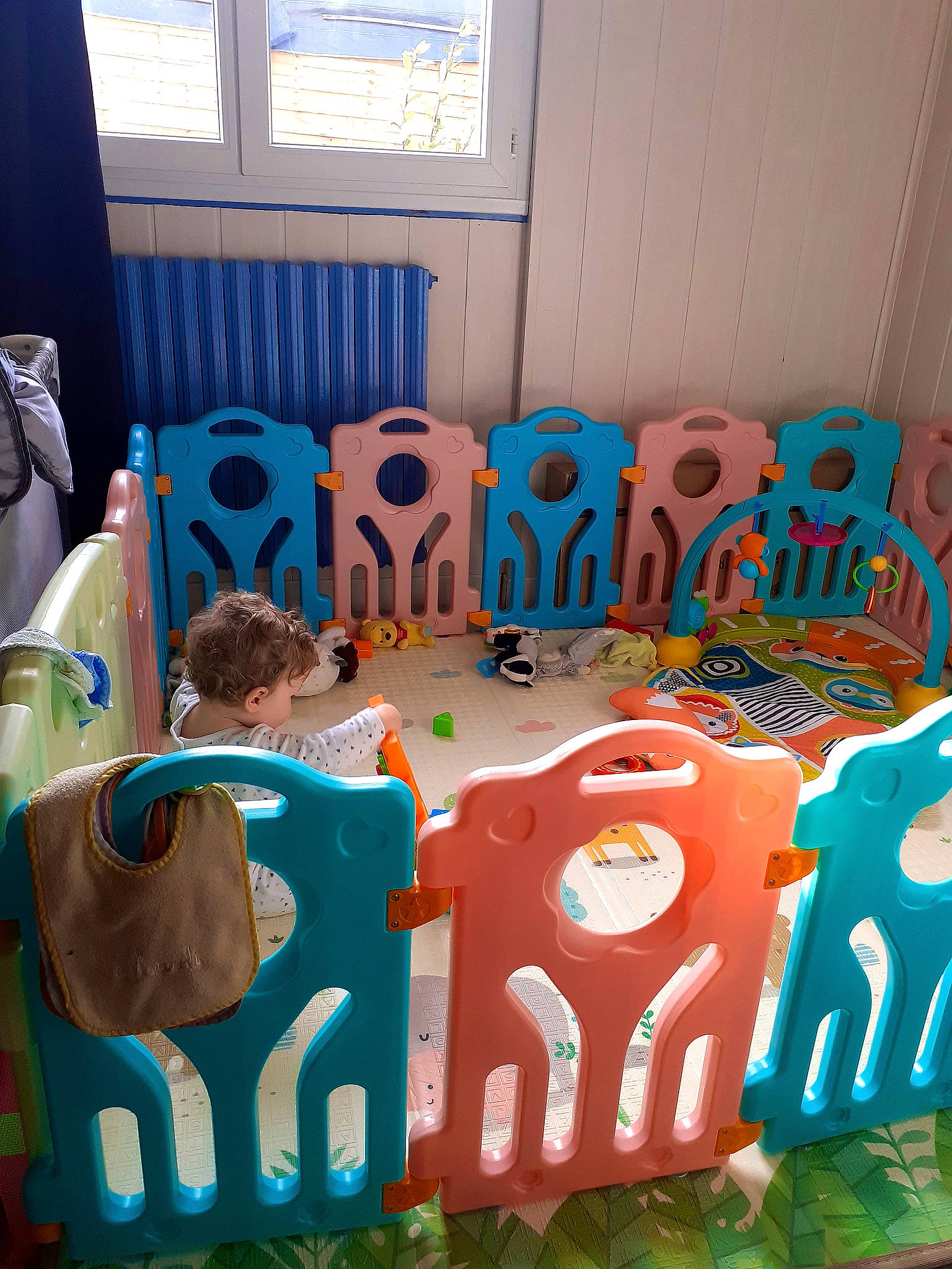 Djason participe au concours pour gagner de l'argent avec cette photo : curtain, person, plastic, window_treatment