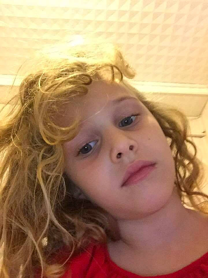 Kriska participe au concours pour gagner de l'argent avec cette photo : beauty, blond, brown_hair, cheek, child_model, chin, eyebrow, eyelash, face, forehead, hairstyle, iris, jaw, layered_hair, lip, long_hair, mammal, person, portrait_photography, selfie