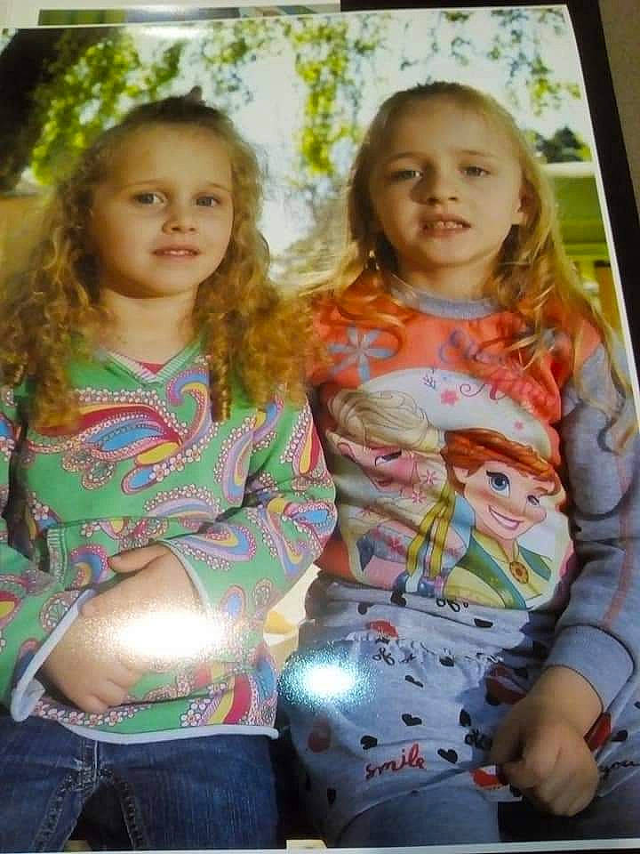 Kriska a rejoint le concours — aidez-le/la à gagner de superbes lots ! abdomen, baby_toddler_clothing, beauty, child, child_model, denim, eye, face, hair, hand, head, human_body, joy, lap, mouth, nose, person, sitting, stomach, thigh