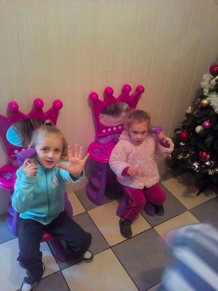 Kriska a rejoint le concours — aidez-le/la à gagner de superbes lots ! baby, baby_toddler_clothing, child, christmas, christmas_decoration, christmas_eve, christmas_ornament, christmas_tree, conifer, floor, holiday, human_body, interior_design, leg, magenta, ornament, person, pink, purple, toddler