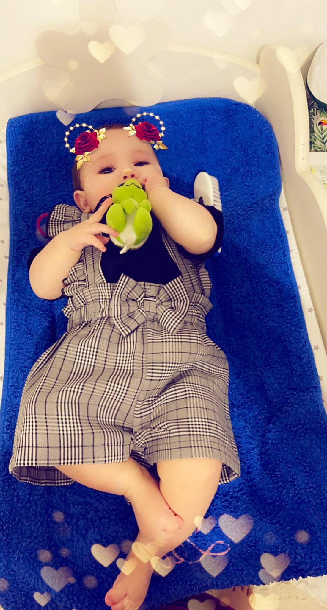 Emmy a rejoint le concours — aidez-le/la à gagner de superbes lots ! arm, baby, baby_products, baby_toddler_clothing, blue, child, comfort, face, finger, fun, hand, happy, head, leg, one_piece_garment, person, purple, skin, textile, thigh