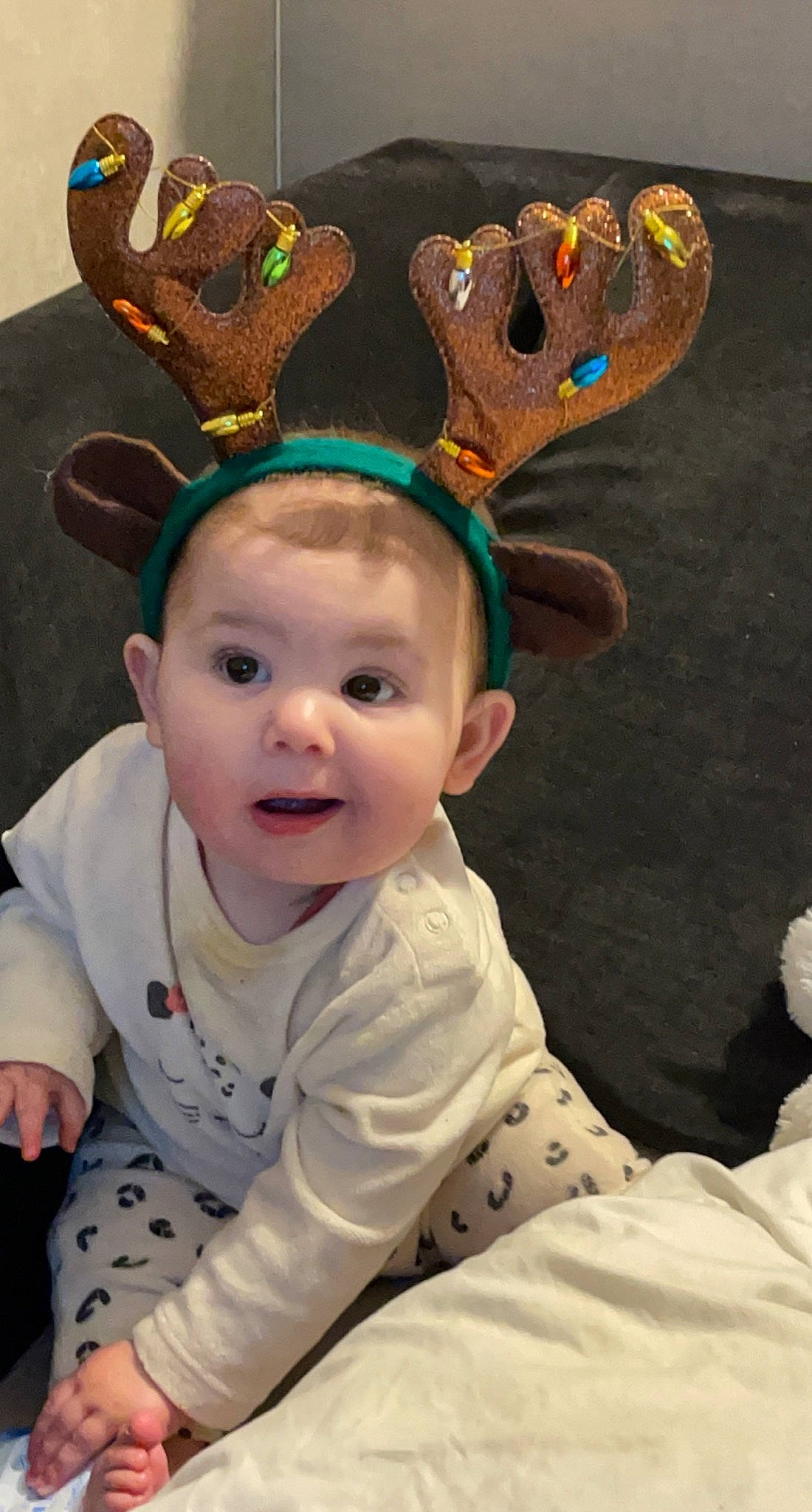 Emmy participe au concours pour gagner de l'argent avec cette photo : baby, baby_toddler_clothing, cheek, child, chin, costume_hat, eye, facial_expression, fawn, fun, grass, happy, hat, head, human_body, iris, person, sleeve, standing, surprise