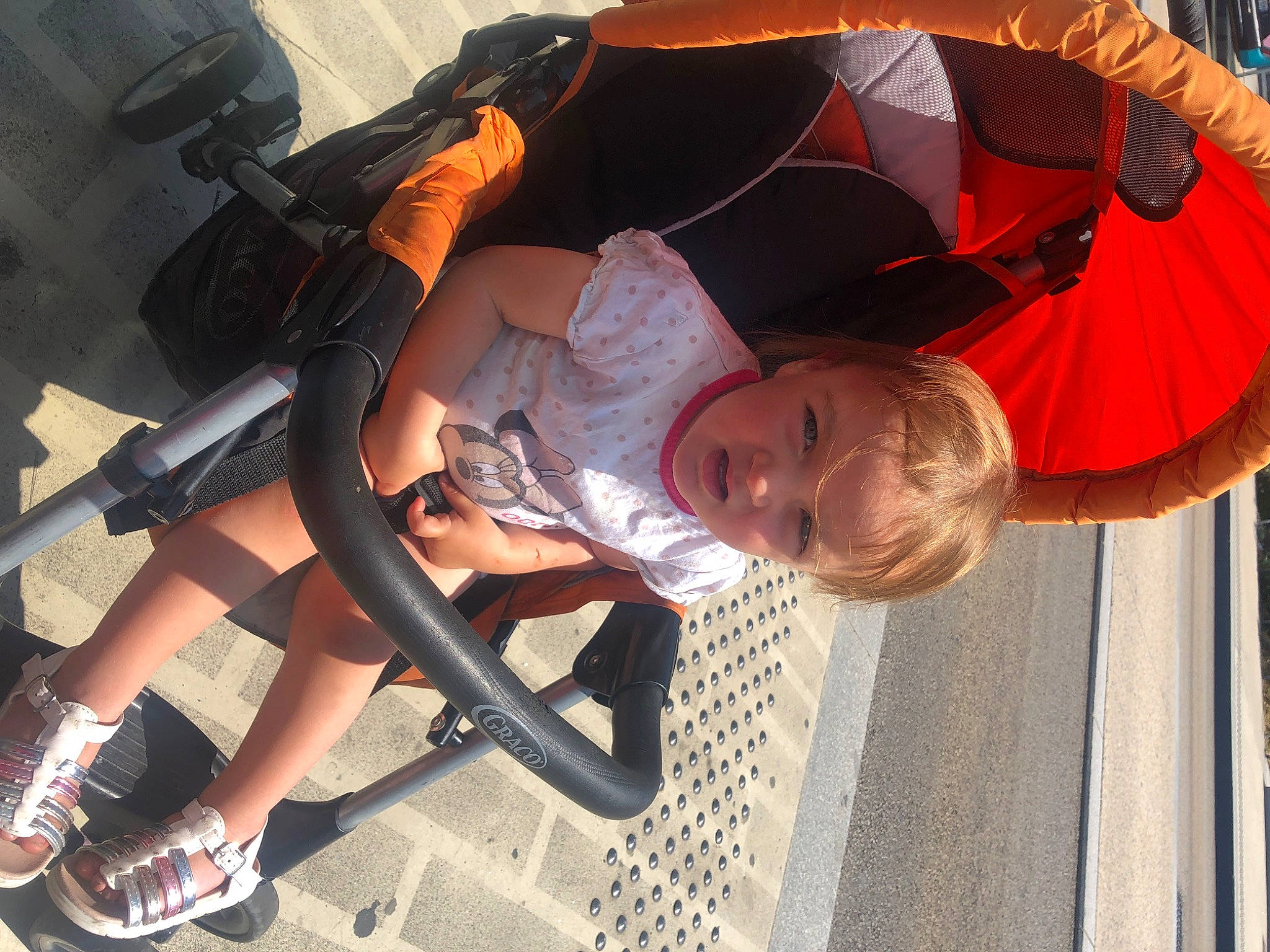 Shaïna participe au concours pour gagner de l'argent avec cette photo : auto_part, automotive_design, automotive_exterior, automotive_lighting, automotive_tire, baby_products, bumper, comfort, family_car, fashion_accessory, fun, human_leg, motor_vehicle, person, sandal, shorts, smile, thigh, tire, vehicle_door