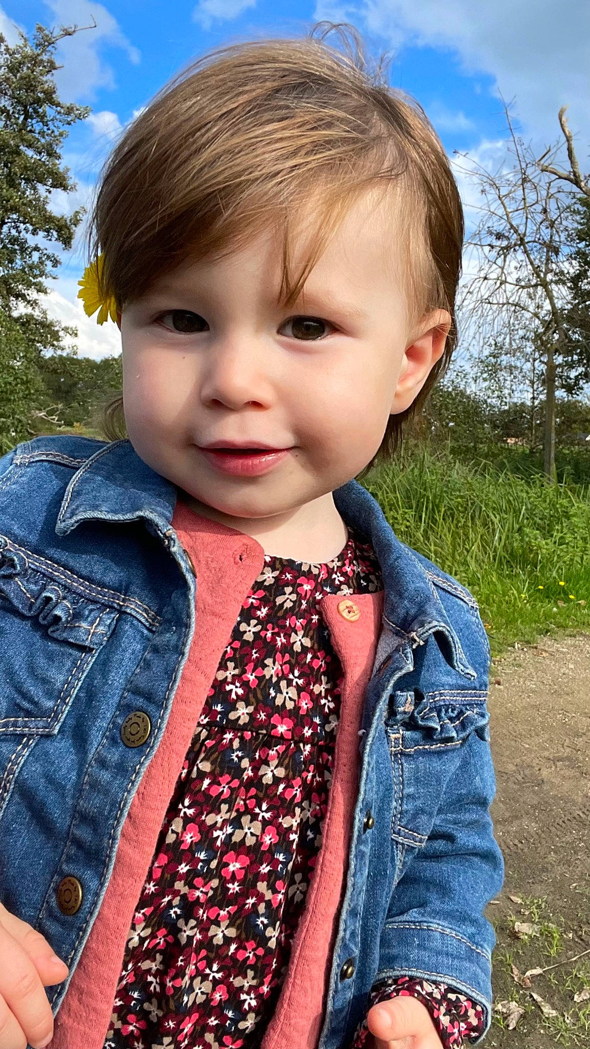 Yaelle participe au concours pour gagner de l'argent avec cette photo : baby_toddler_clothing, blue, child, cloud, collar, cool, denim, electric_blue, face, grass, happy, joy, lip, people_in_nature, person, plant, sky, sleeve, standing, t_shirt