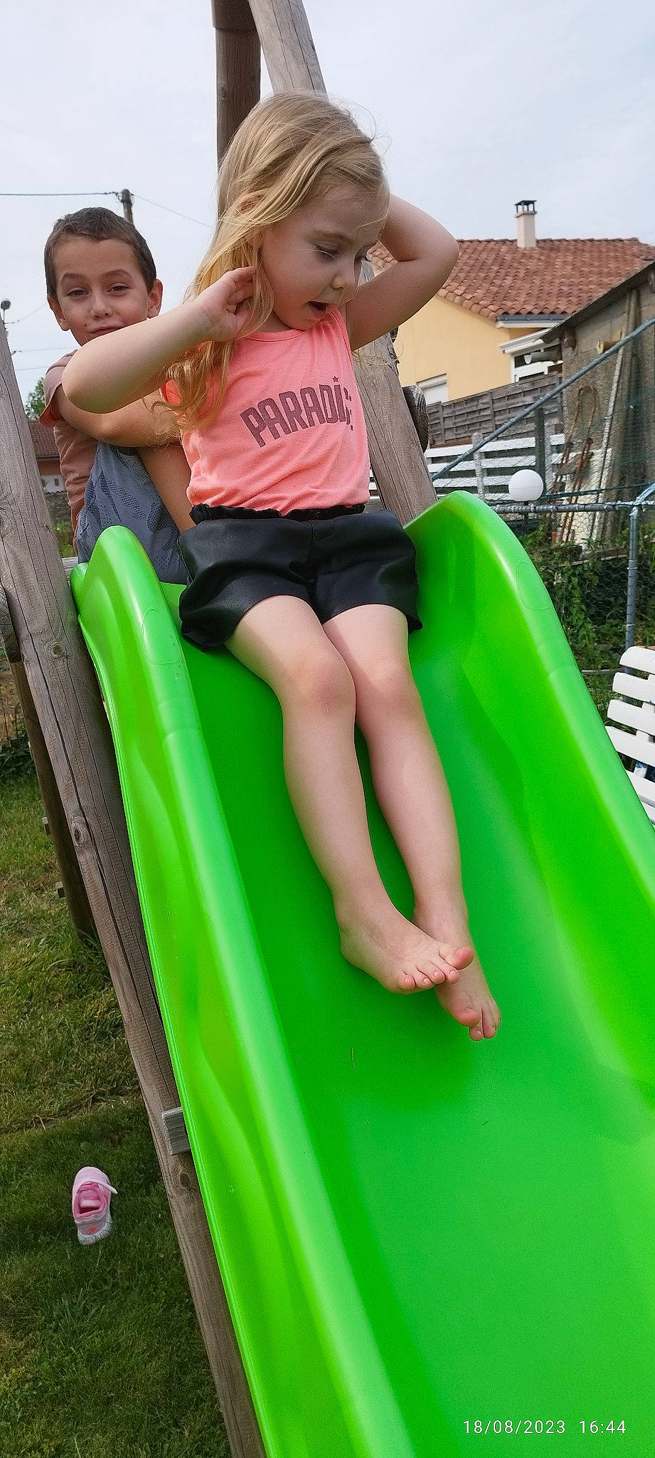 Stella a rejoint le concours — aidez-le/la à gagner de superbes lots ! child, chute, city, fun, grass, green, happy, human_leg, leisure, outdoor_play_equipment, person, pink, playground, playground_slide, public_space, recreation, shorts, summer, thigh, toddler