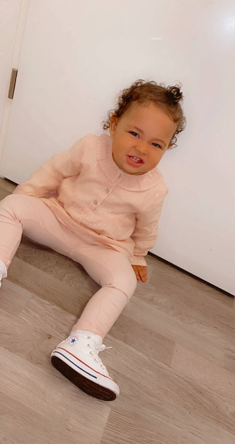 Léïna participe au concours pour gagner de l'argent avec cette photo : child, floor, flooring, knee, leg, person, shoe, skin, standing, toddler