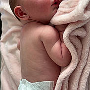 Léane participe au concours pour gagner de l'argent avec cette photo : baby, infant, diaper, blanket, soft_texture, newborn, skin, sleeping, cute, child, portrait, side_view, resting, peaceful, indoors, human, small, toddler, face, arm