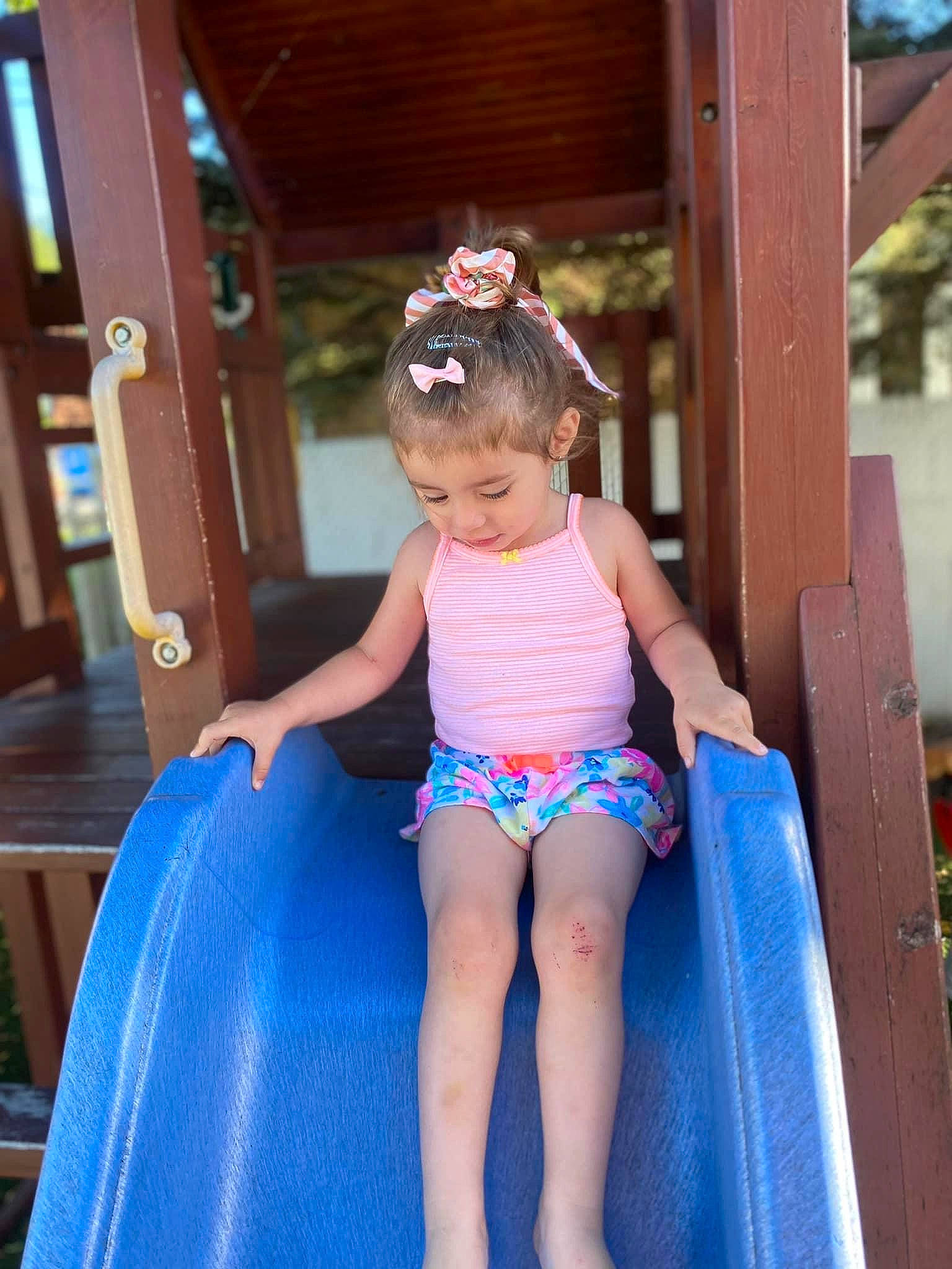 Madison a rejoint le concours — aidez-le/la à gagner de superbes lots ! baby_toddler_clothing, barefoot, child, electric_blue, fun, happy, human_leg, human_settlement, knee, leisure, outdoor_play_equipment, person, playground_slide, public_space, recreation, smile, summer, thigh, toddler, trunk