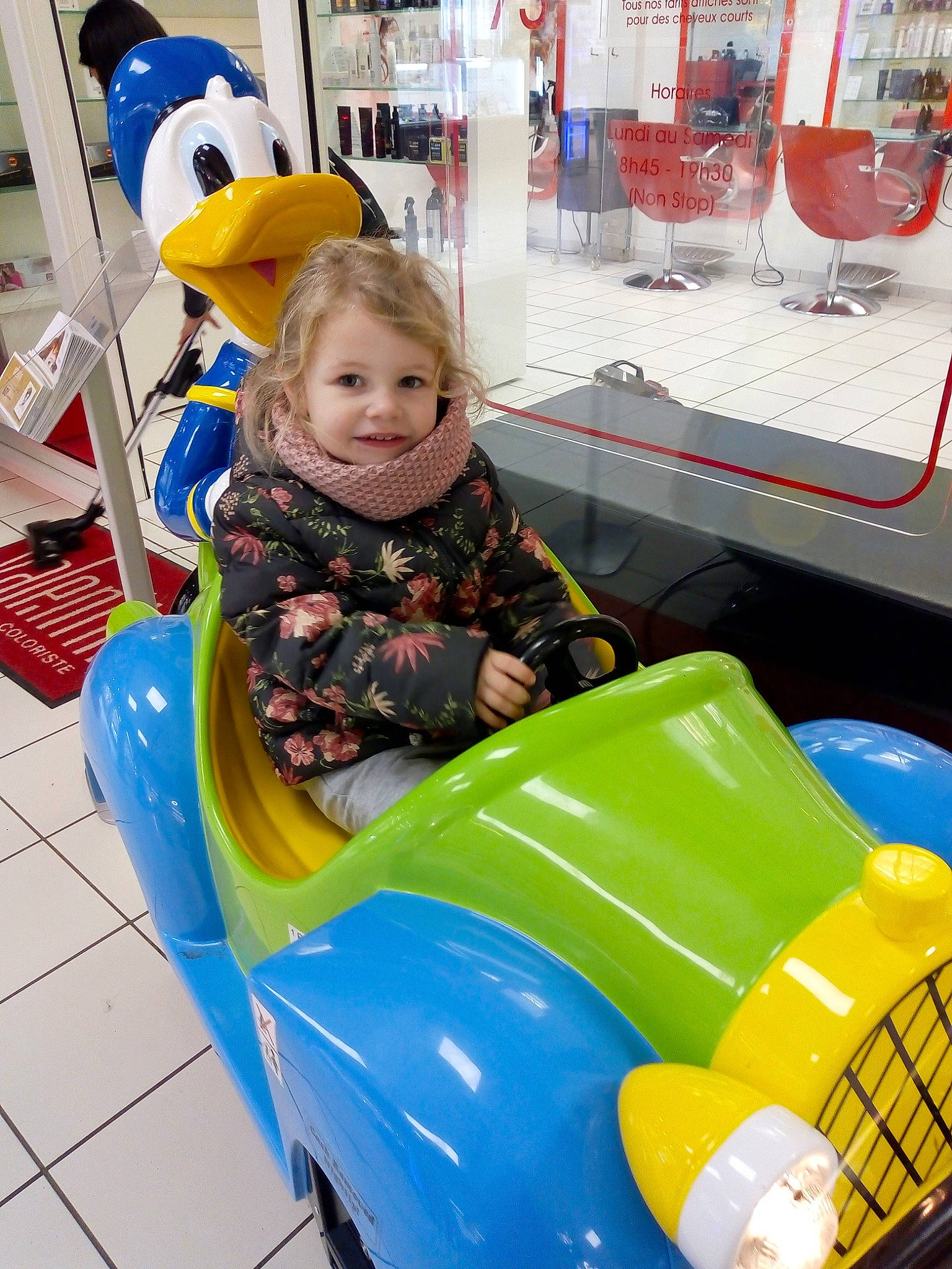 Romane a rejoint le concours — aidez-le/la à gagner de superbes lots ! baby_products, car, child, fun, leisure, person, play, product, recreation, toddler, toy, vacation, vehicle, yellow