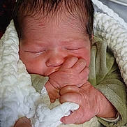 Elio participe au concours pour gagner de l'argent avec cette photo : baby, newborn, sleeping, blanket, hand, fingers, swaddle, cozy, soft_texture, plush_toy, nursery, portrait, close_up, infant, parent_hand, skin, hair, peaceful, cotton, bedding