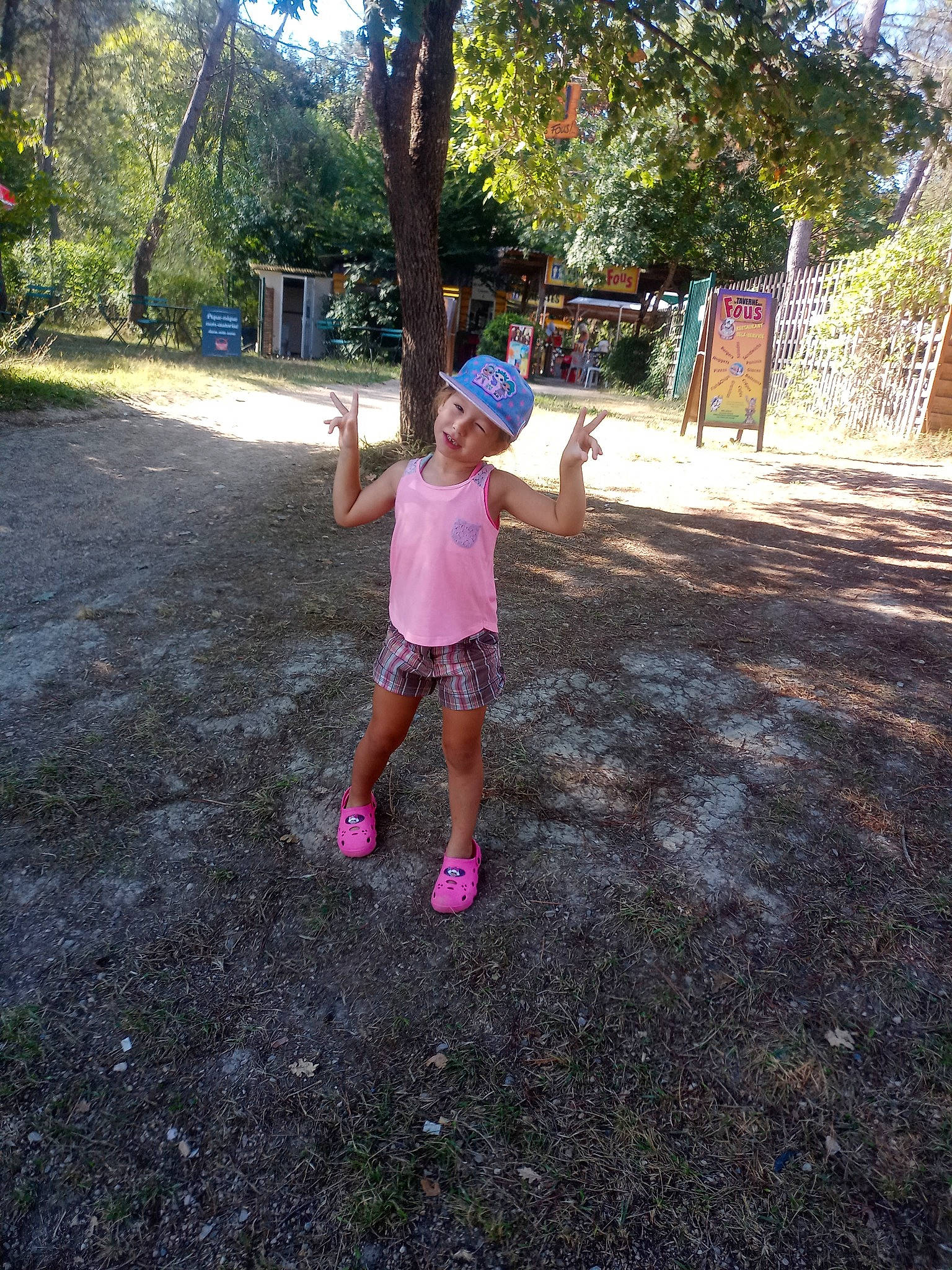 Manon a rejoint le concours — aidez-le/la à gagner de superbes lots ! asphalt, child, city, fun, grass, happy, headwear, landscape, leisure, outdoor_play_equipment, people_in_nature, person, plant, play, recreation, road_surface, shade, shorts, soil, tints_and_shades