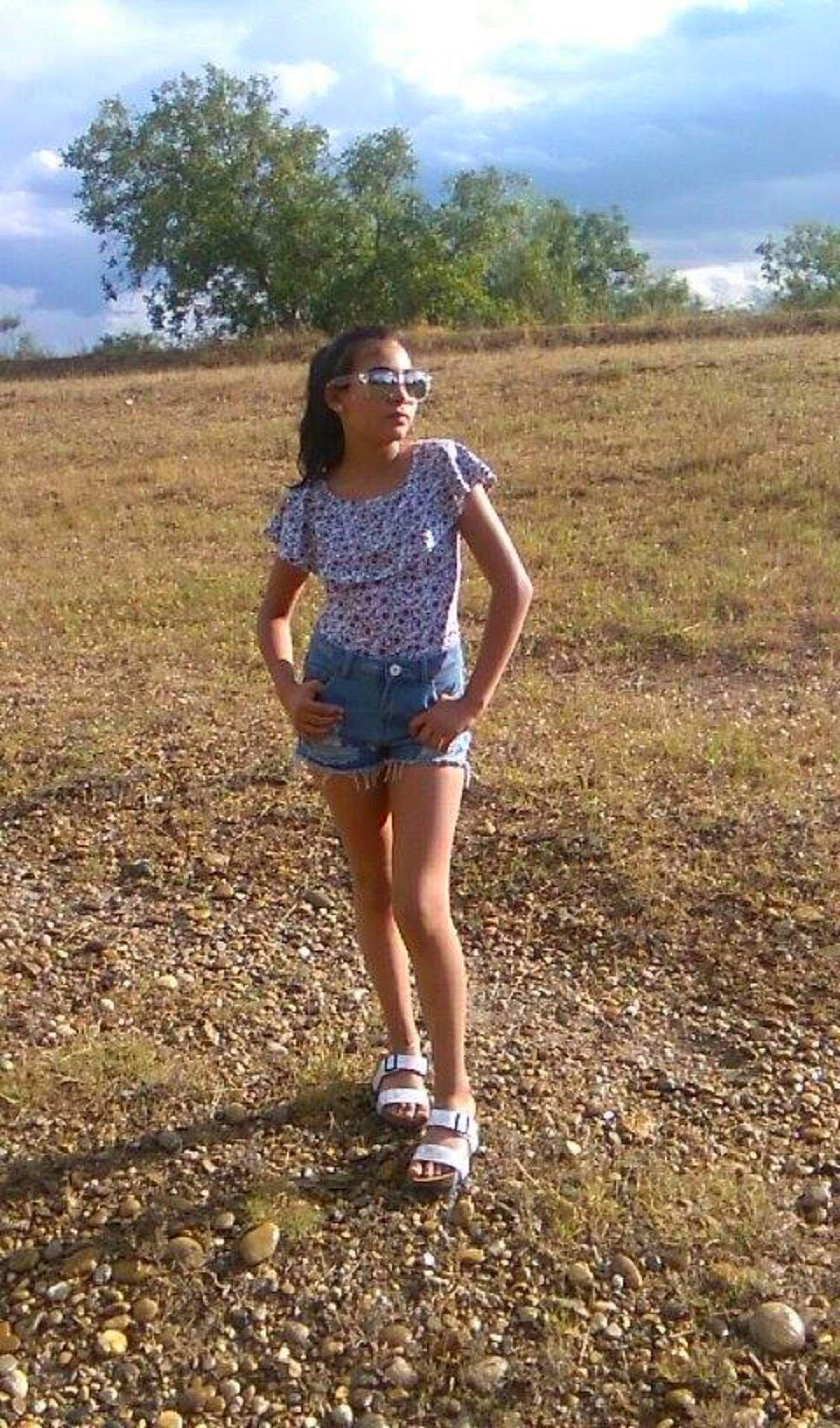 Tina a rejoint le concours — aidez-le/la à gagner de superbes lots ! ecoregion, girl, grass, grassland, hill, landscape, meadow, plant, recreation, shorts, summer, trail, tree, vacation, walking