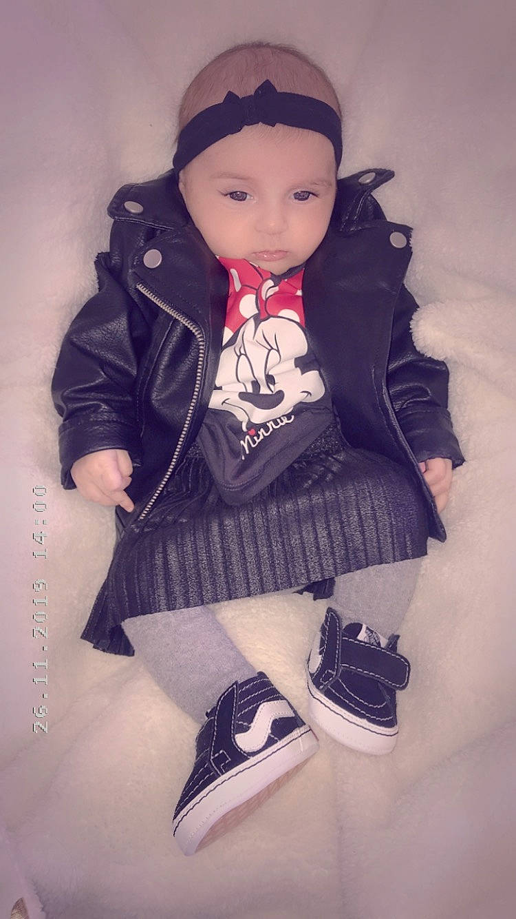 Madyson a rejoint le concours — aidez-le/la à gagner de superbes lots ! cheek, child, cool, doll, jacket, leg, outerwear, person, shoe, toddler