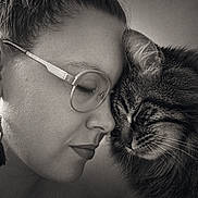 Olaf participe au concours pour gagner de l'argent avec cette photo : person, cat, tabby_cat, portrait, close_up, black_and_white, monochrome, face, eyeglasses, closed_eyes, whiskers, fur, animal, human_animal_bond, cuddling, affection, intimate, soft_lighting, photography, serene