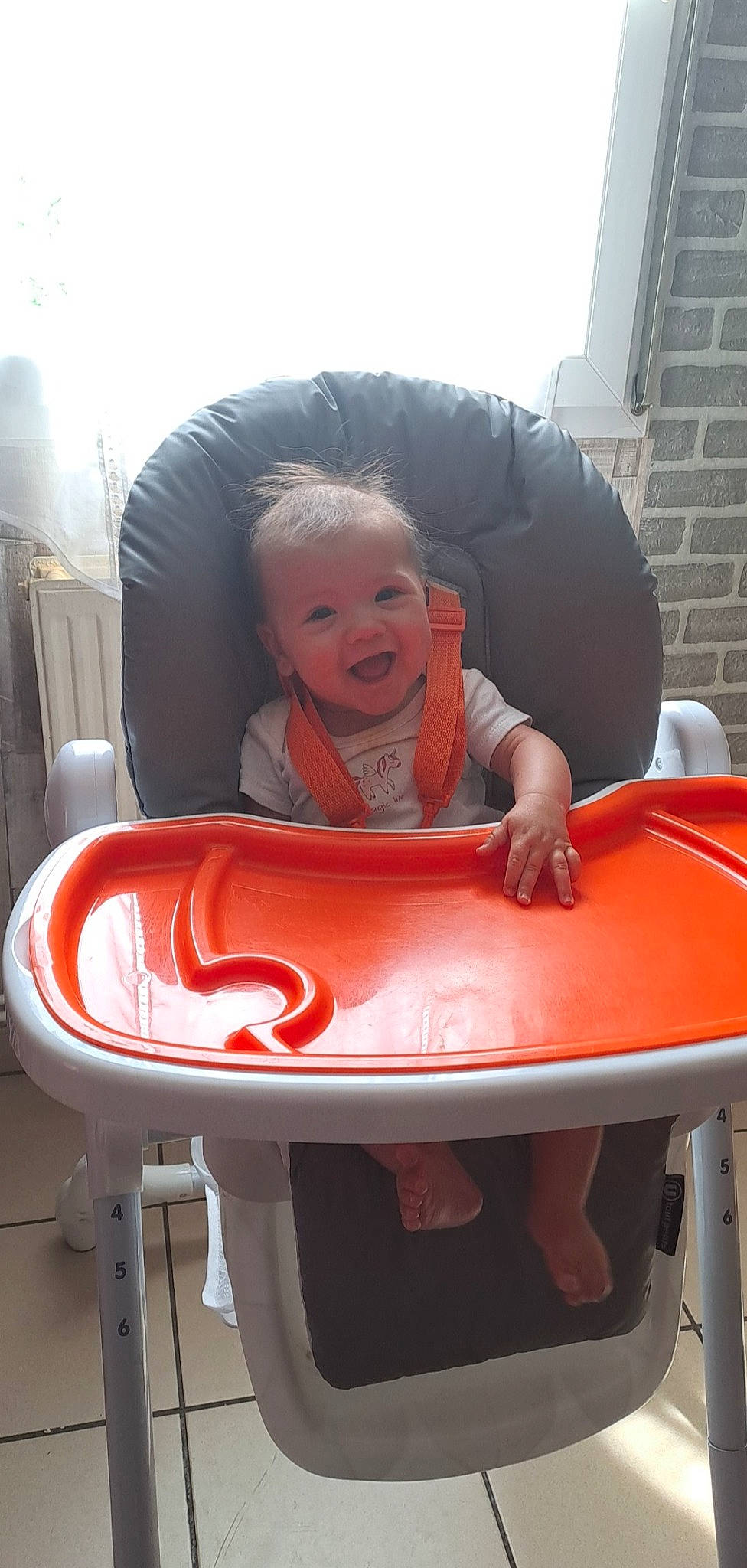 Illona participe au concours pour gagner de l'argent avec cette photo : auto_part, baby, baby_toddler_clothing, bumper, carmine, chair, child, comfort, fun, happy, lap, leisure, mouth, person, plastic, sitting, smile, thumb, toddler, vacation