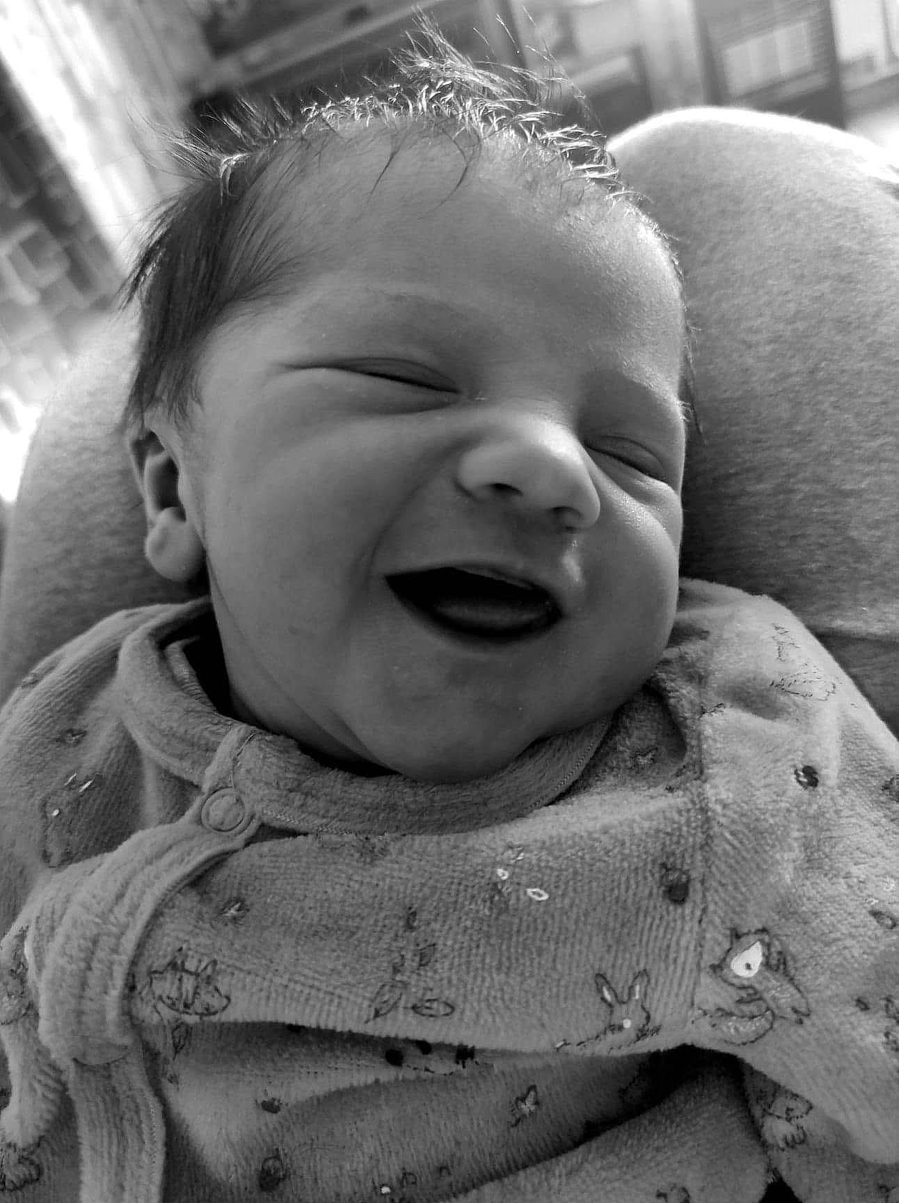 Illona participe au concours pour gagner de l'argent avec cette photo : black, cheek, chin, eye, eyebrow, facial_expression, forehead, happy, head, human_body, lip, mouth, neck, nose, organ, person, photograph, skin, sleeve, smile