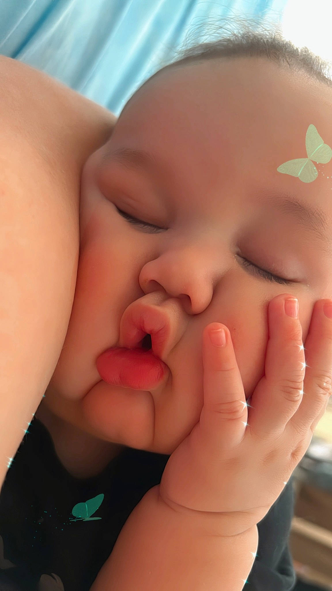 Taoahere participe au concours pour gagner de l'argent avec cette photo : baby, cheek, child, chin, ear, eyebrow, eyelash, finger, gesture, hand, happy, lip, mouth, nail, neck, nose, person, skin, smile, thumb