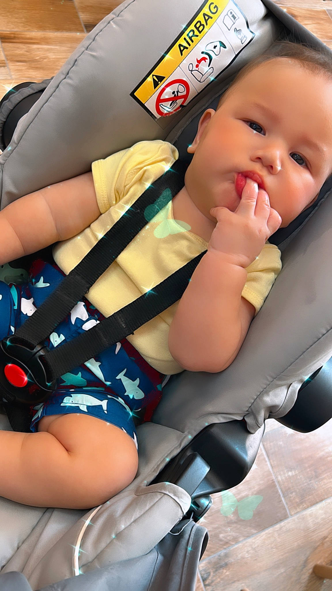 Taoahere participe au concours pour gagner de l'argent avec cette photo : arm, auto_part, baby, baby_carriage, baby_in_car_seat, baby_products, baby_toddler_clothing, car_seat, child, comfort, elbow, electric_blue, happy, human_leg, knee, lap, person, recreation, sitting, thigh