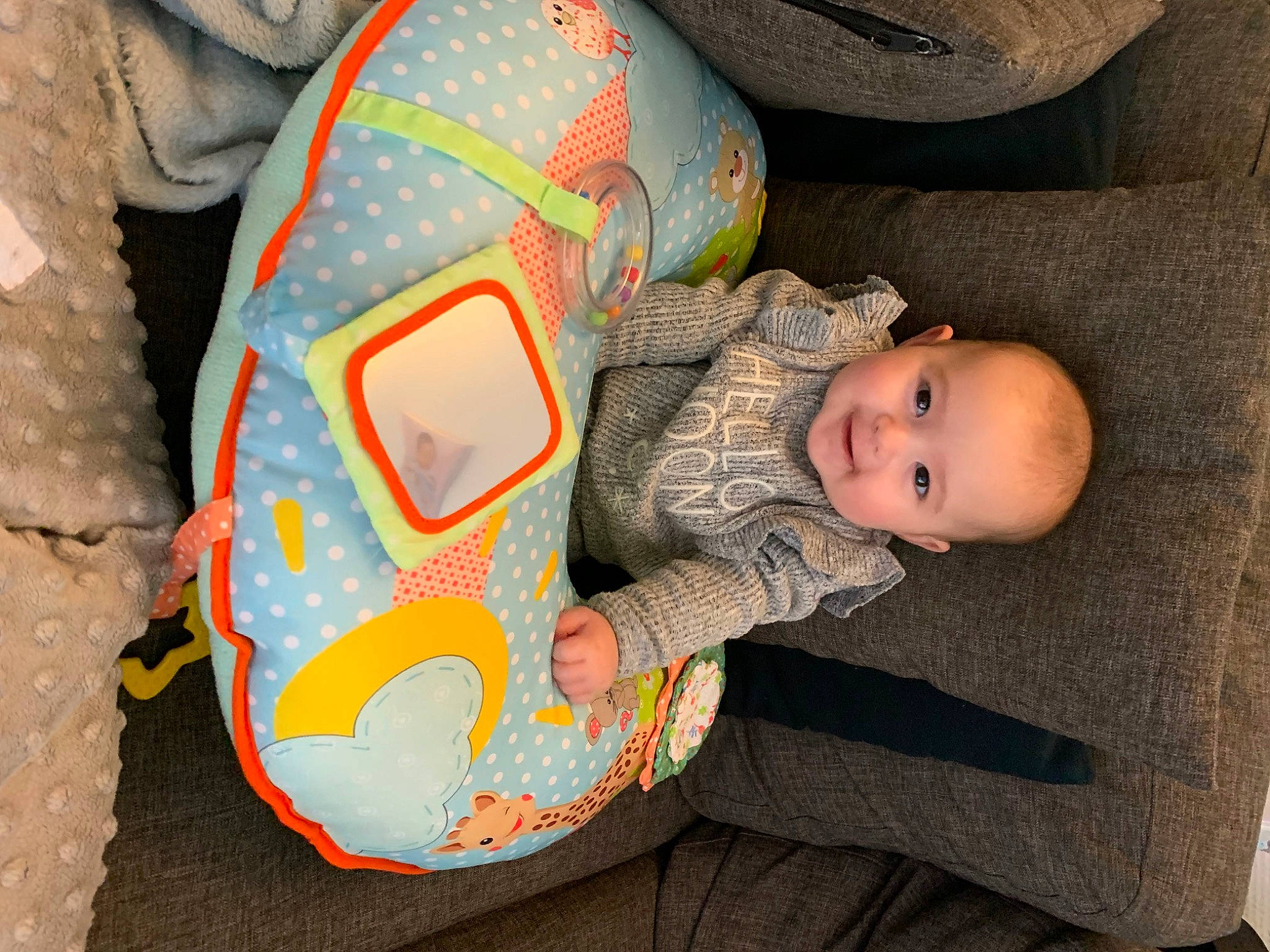 Julia a rejoint le concours — aidez-le/la à gagner de superbes lots ! art, baby, baby_products, baby_toddler_clothing, baby_toys, child, comfort, fun, headgear, orange, pattern, person, personal_protective_equipment, play, room, sitting, stuffed_toy, textile, toddler, toy