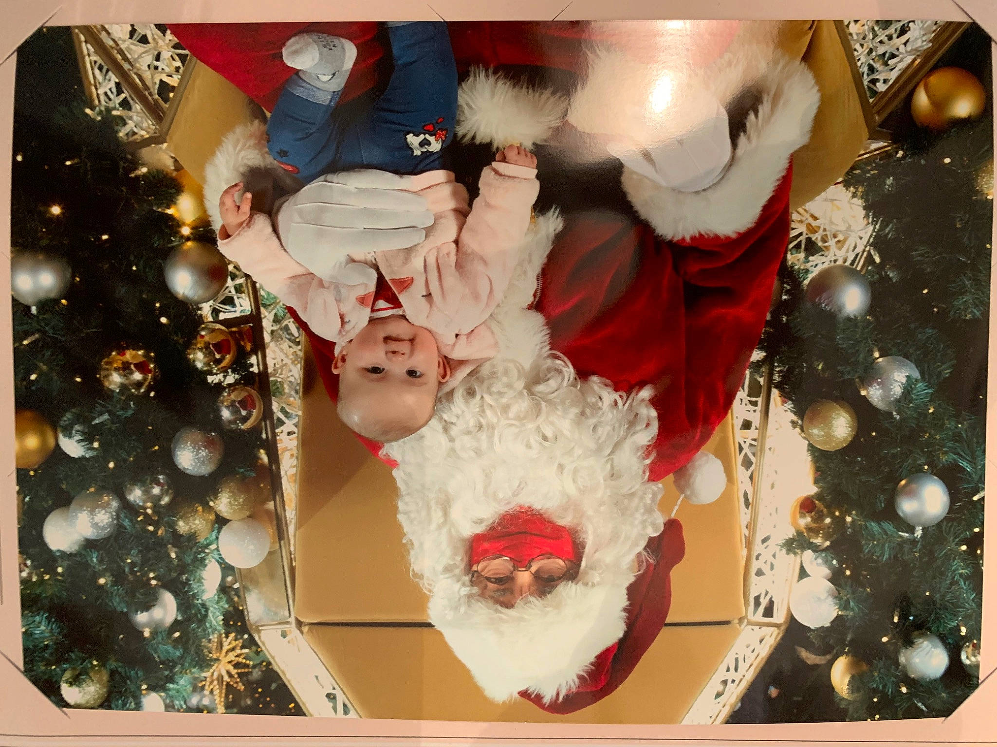 Julia participe au concours pour gagner de l'argent avec cette photo : beard, carmine, christmas, christmas_decoration, christmas_eve, christmas_ornament, event, fictional_character, happy, head, holiday, holiday_ornament, human_body, ornament, person, red, santa_claus, snapshot, tradition, tree