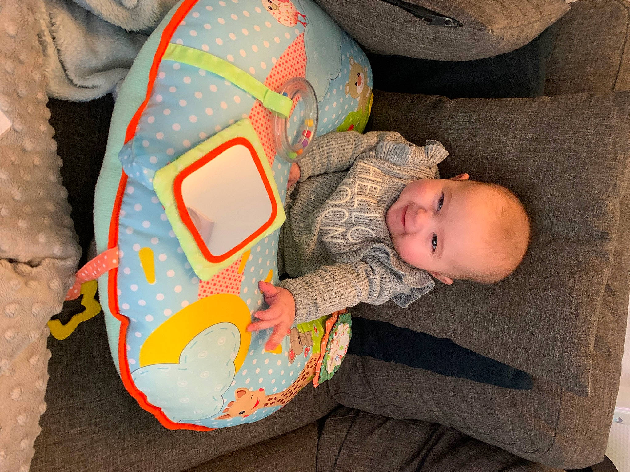 Julia participe au concours pour gagner de l'argent avec cette photo : art, baby, baby_products, baby_toddler_clothing, baby_toys, carmine, child, comfort, design, fun, hat, headgear, joy, linens, orange, pattern, person, personal_protective_equipment, room, sitting