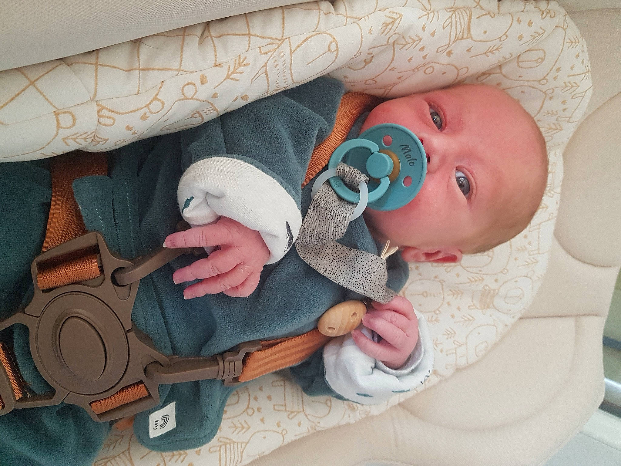 Malo a rejoint le concours — aidez-le/la à gagner de superbes lots ! arm, baby, baby_products, baby_sleeping, baby_toddler_clothing, child, comfort, eyelash, finger, hand, hat, health_care, linens, mouth, nail, person, skin, textile, thumb, toddler