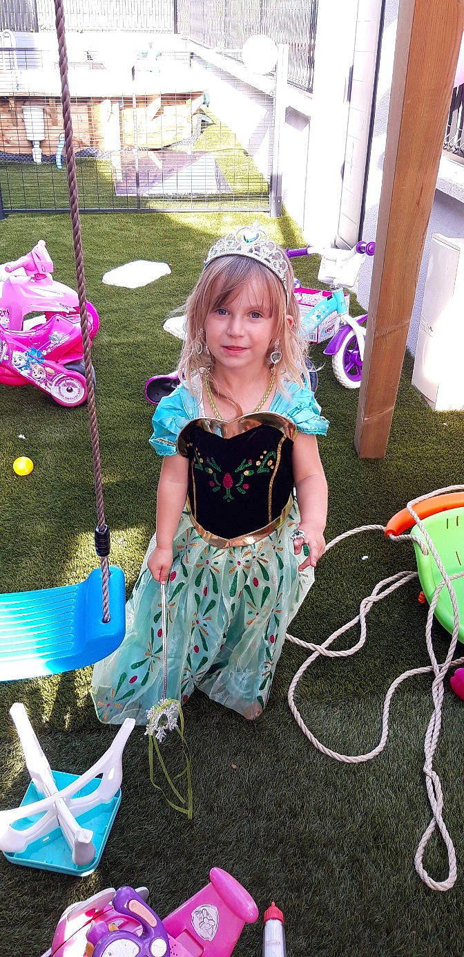 Maddy participe au concours pour gagner de l'argent avec cette photo : beauty, child, event, fashion_accessory, fun, grass, green, happy, leisure, magenta, pattern, person, photograph, pink, play, purple, recreation, smile, snapshot, summer